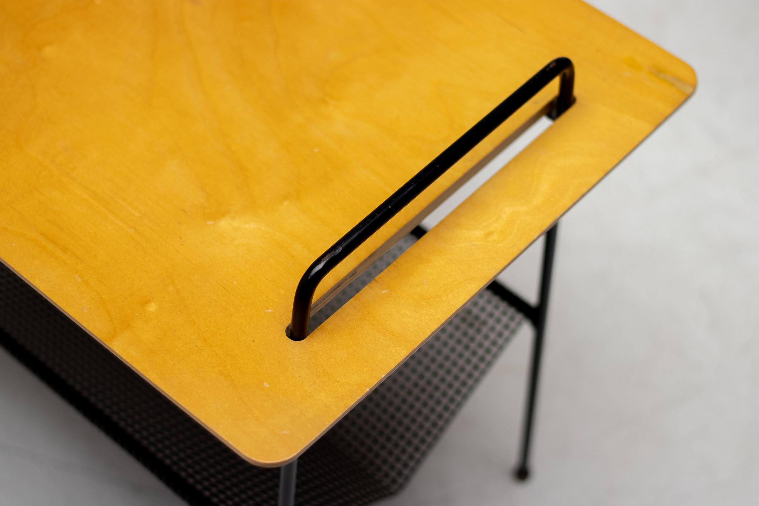 Smaltato Tavolino Cees Braakman Pastoe design olandese industriale metà secolo moderno 1955 in vendita
