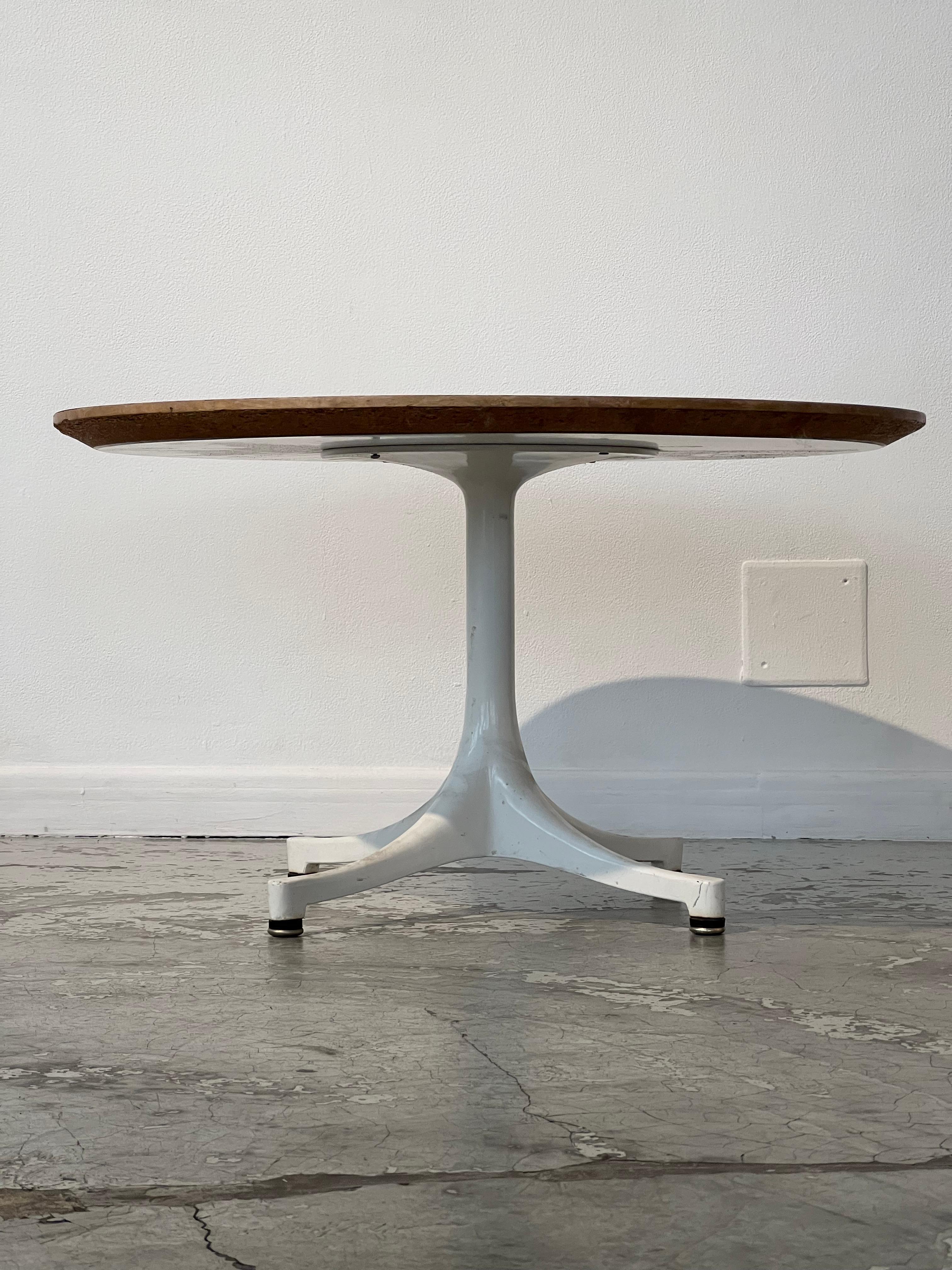 Side table by Charles Eames for Herman Miller. This model was designed in the 50s for the American firm. The relationship between Charles Eames and Herman Miller was an emblematic collaboration that revolutionised design and furniture in the 20th
