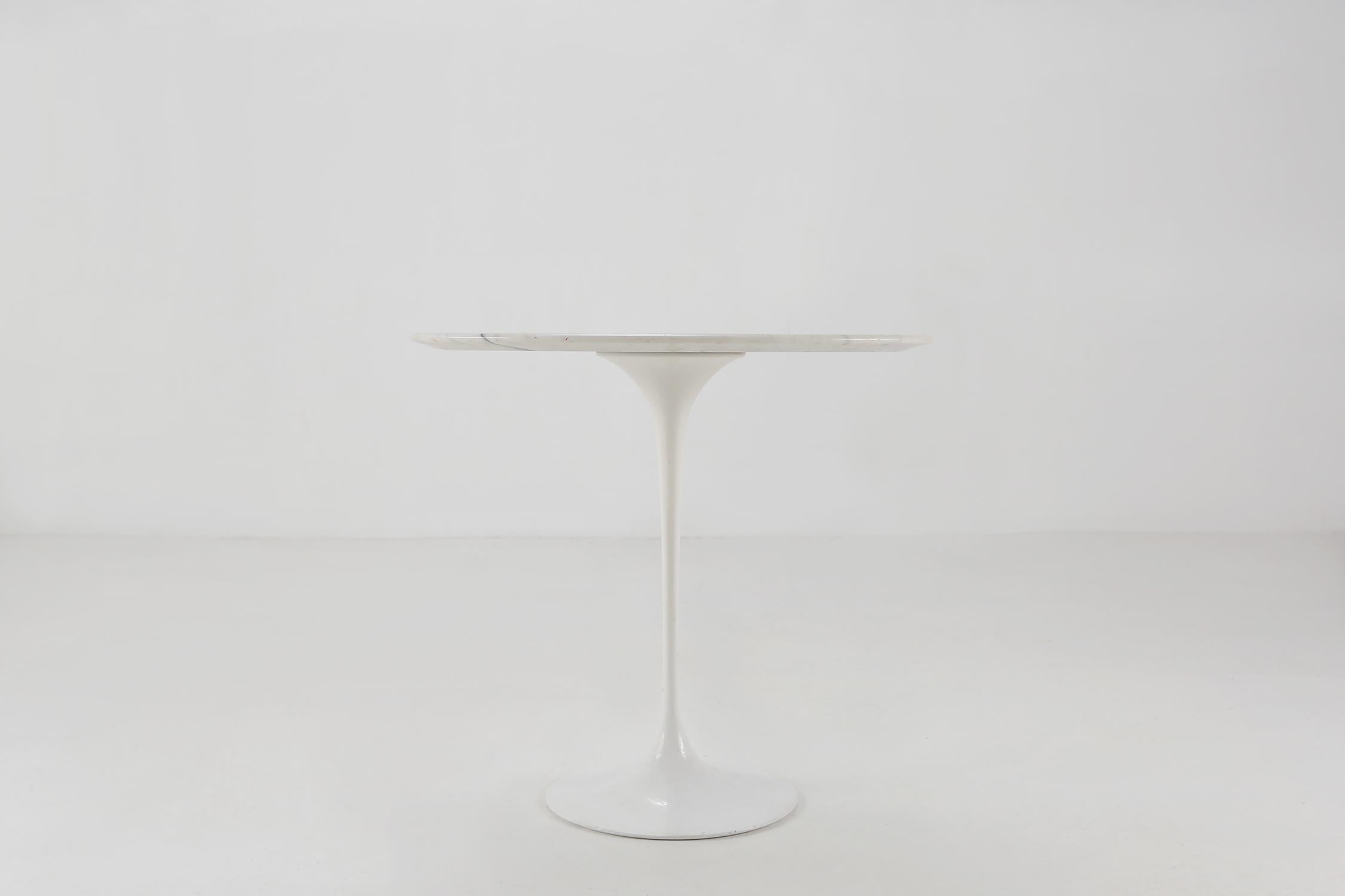Oval side table by designer Eero Saarinen for Knoll International Ca.1970.
In a good vintage condition with some small damage on the epoxy protective layer.