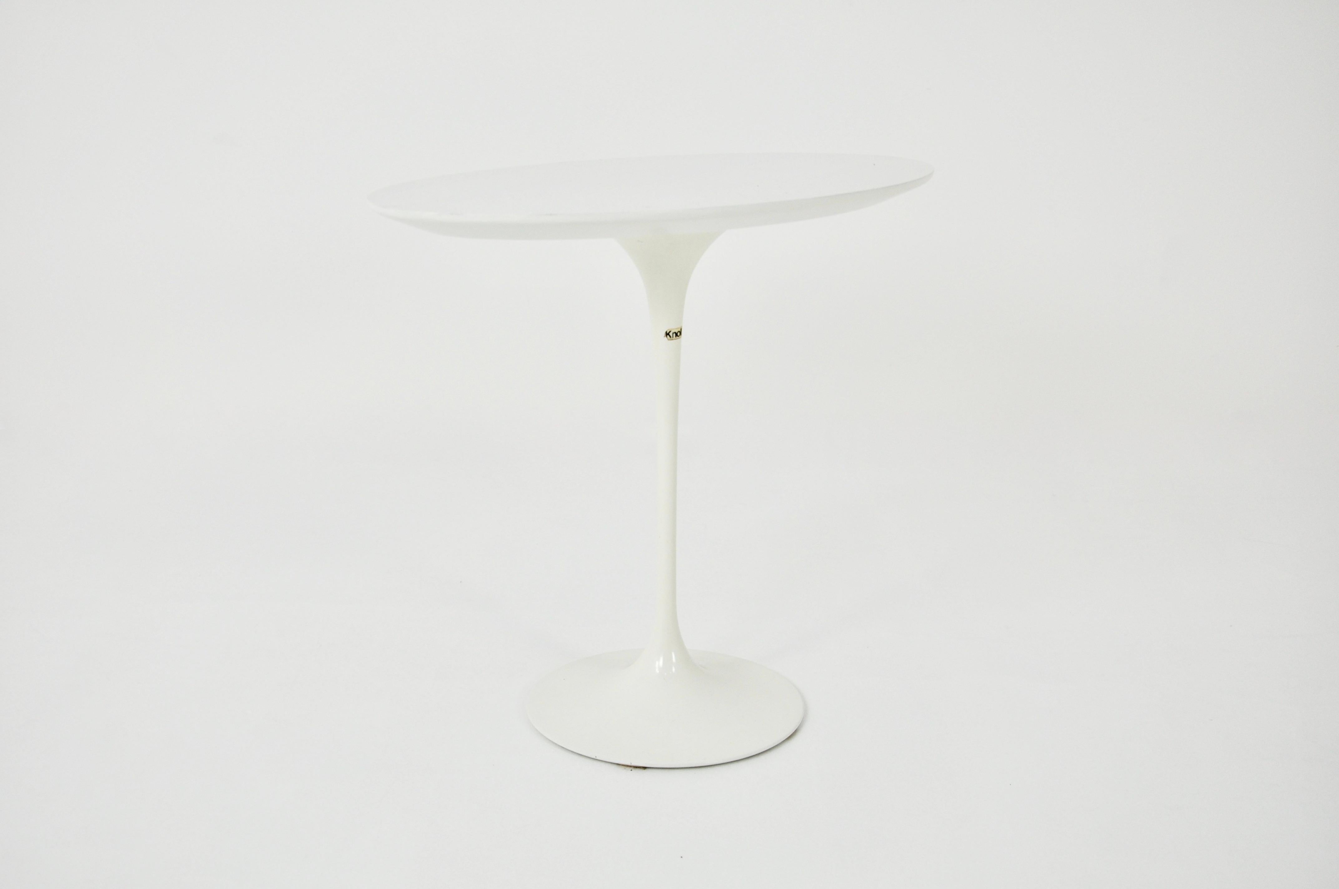 Oval side table designed by Eero Saarinen and produced by Knoll International in the 1960s. Stamped Knoll International. Wear due to time and age of the table.