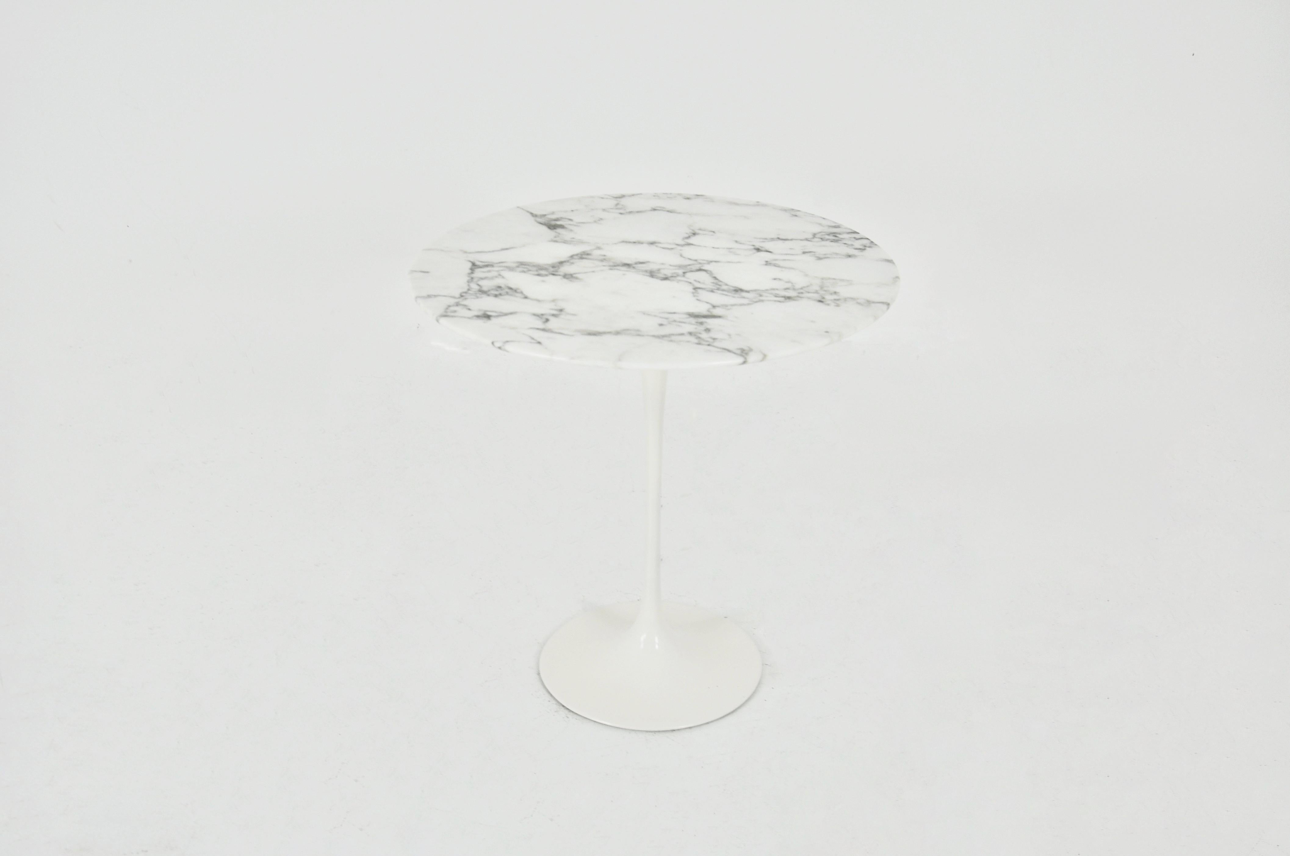 Side table with marble top and aluminum base designed by Eero Saarinen and produced by Knoll International in the 1960s. Wear due to time and age of the table.