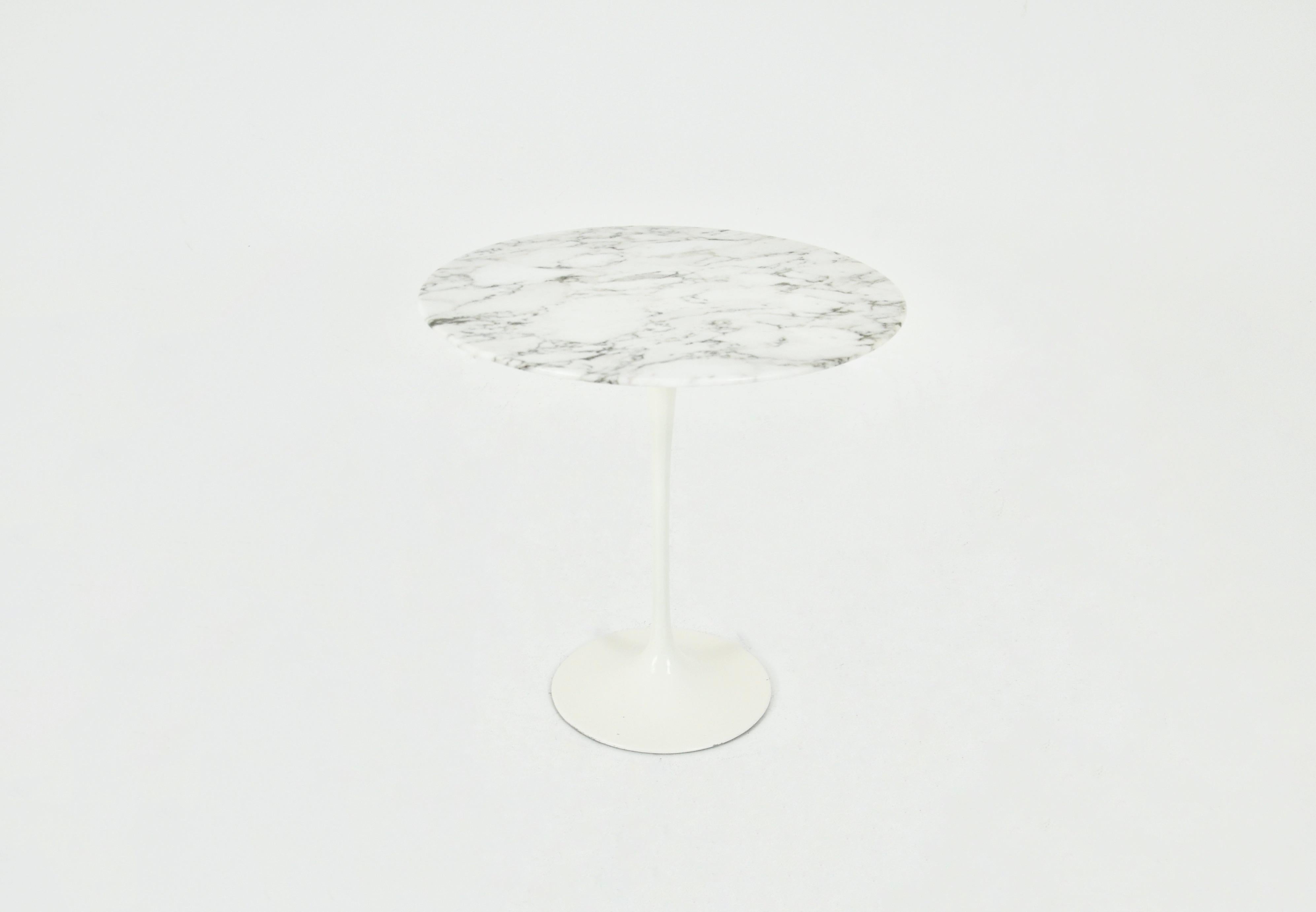 Table d'appoint avec plateau en marbre et base en aluminium conçue par Eero Saarinen et produite par Knoll International dans les années 1960. Usure due au temps et à l'âge de la table.