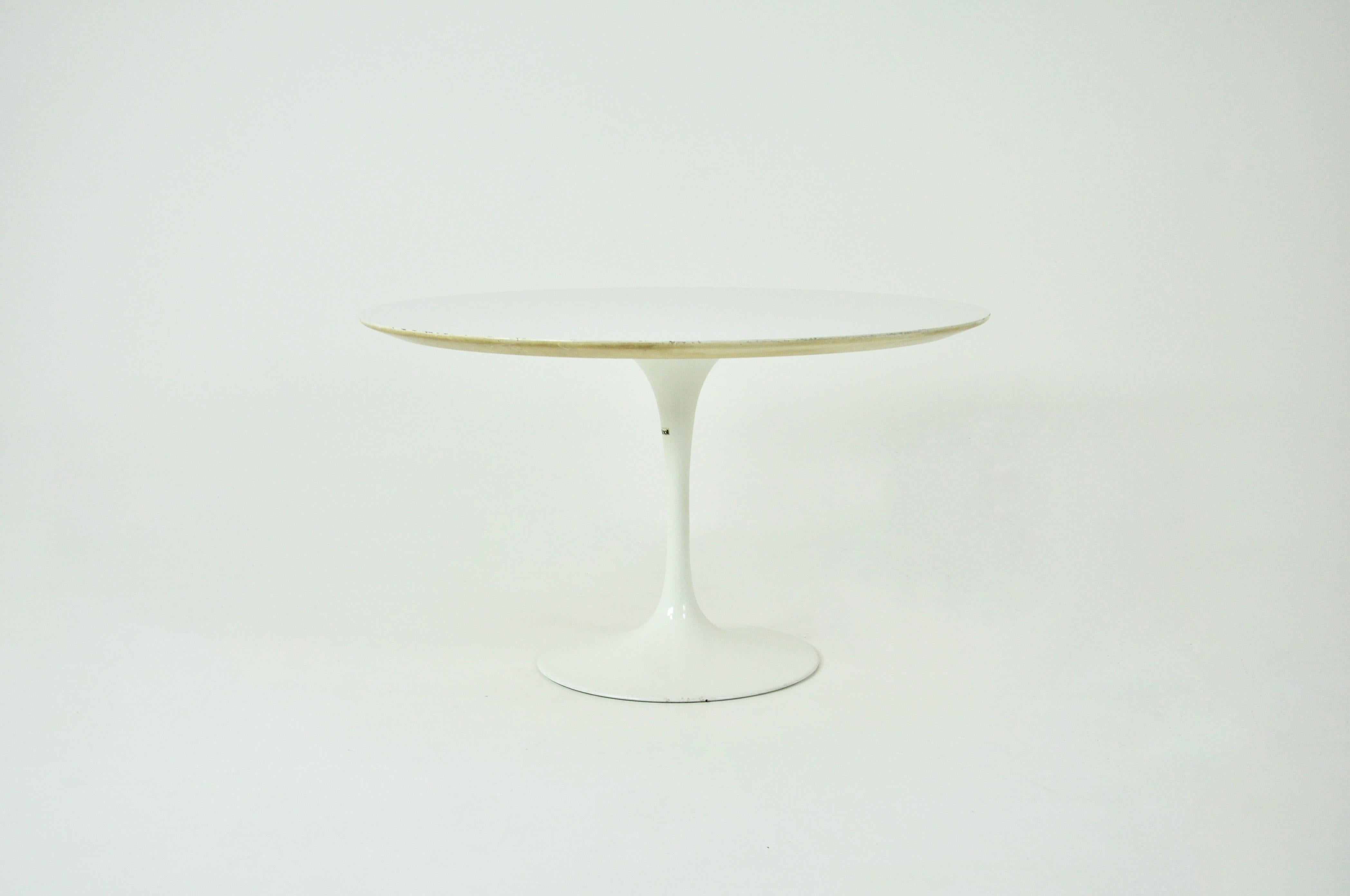 Side table with Formica top and aluminum base designed by Eero Saarinen and produced by Knoll International in the 1960s. Wear due to time and age.
For shipping, request us for receive the best price.