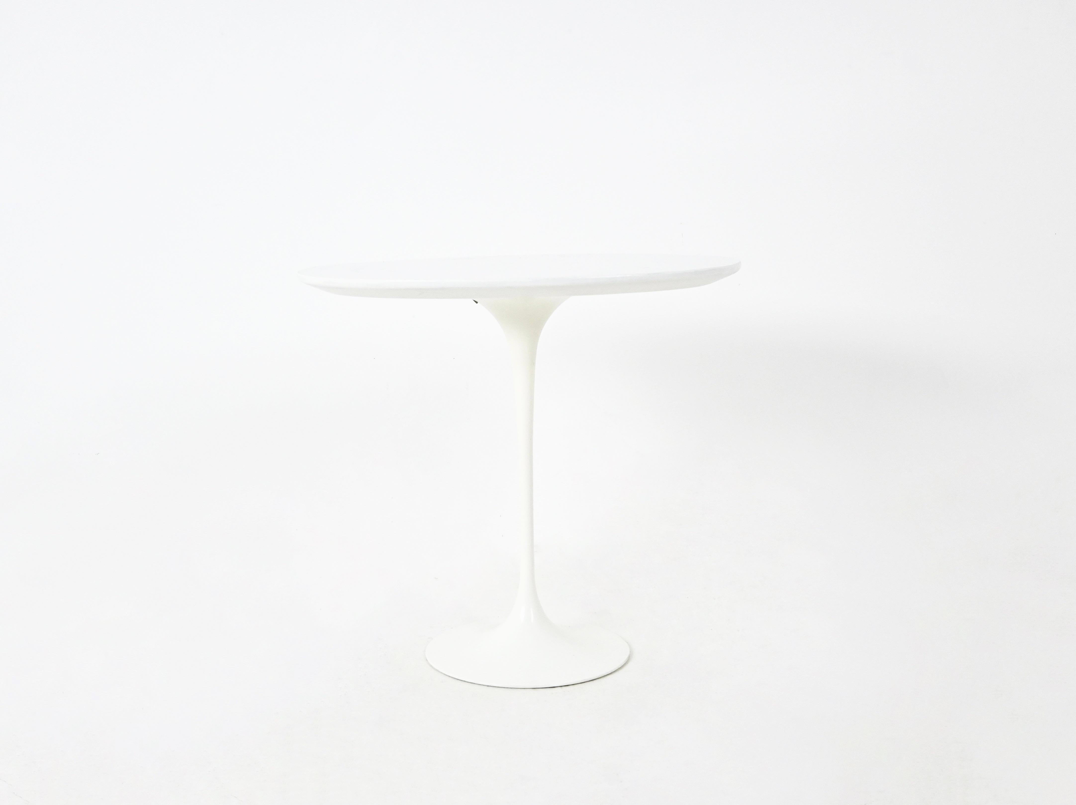 Ovaler Beistelltisch, entworfen von Eero Saarinen und hergestellt von Knoll International in den 1960er Jahren. Gestempelt Knoll International. Abnutzung durch die Zeit und das Alter des Tisches.
FÜR DEN VERSAND, FRAGEN SIE UNS, UM DEN BESTEN PREIS