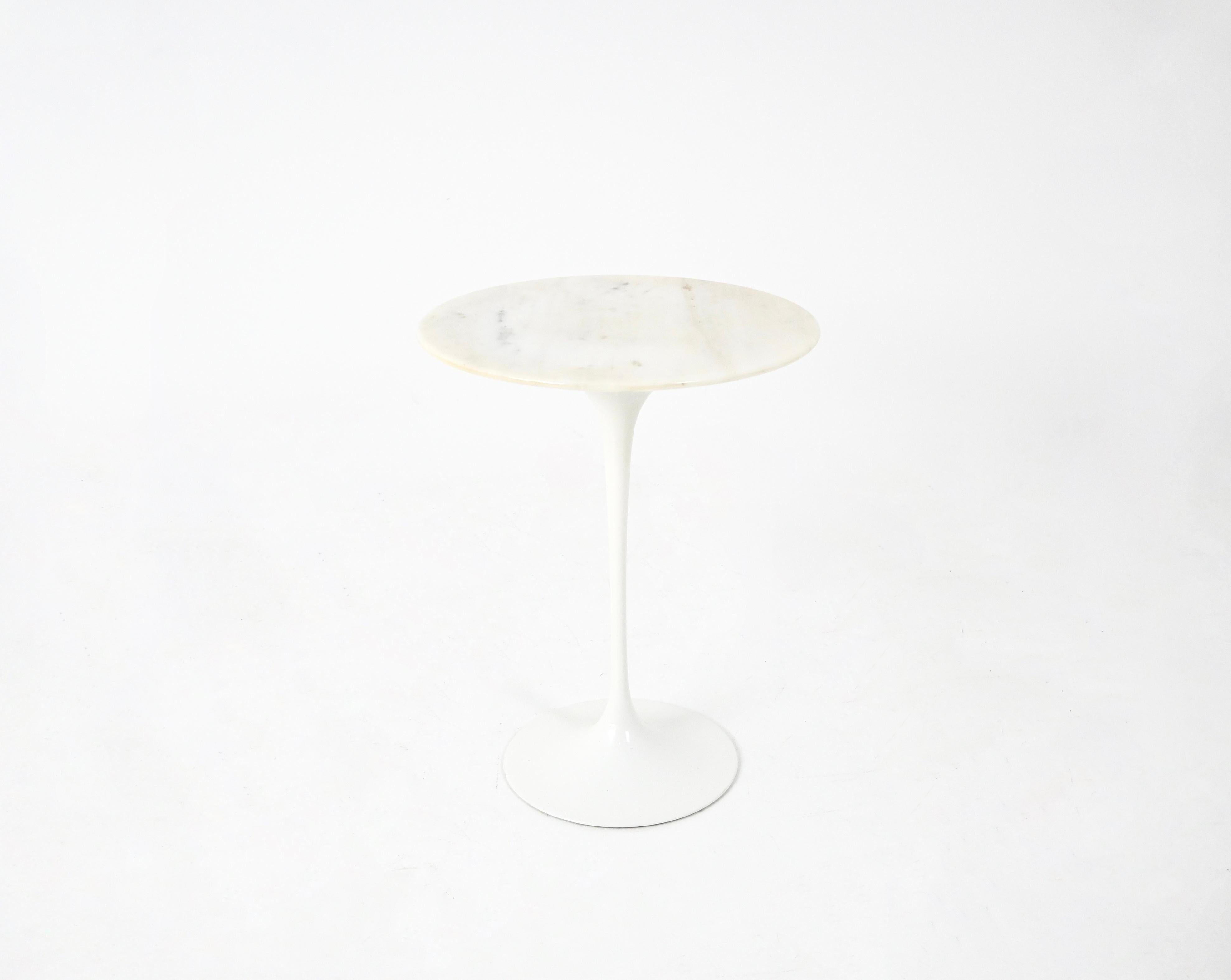 Side table with marble top and aluminum base designed by Eero Saarinen and produced by Knoll International in the 1960s. Stamped under the foot. Wear due to time and age of the table.
FOR SHIPPING, REQUEST US FOR RECEIVE THE BEST PRICE
