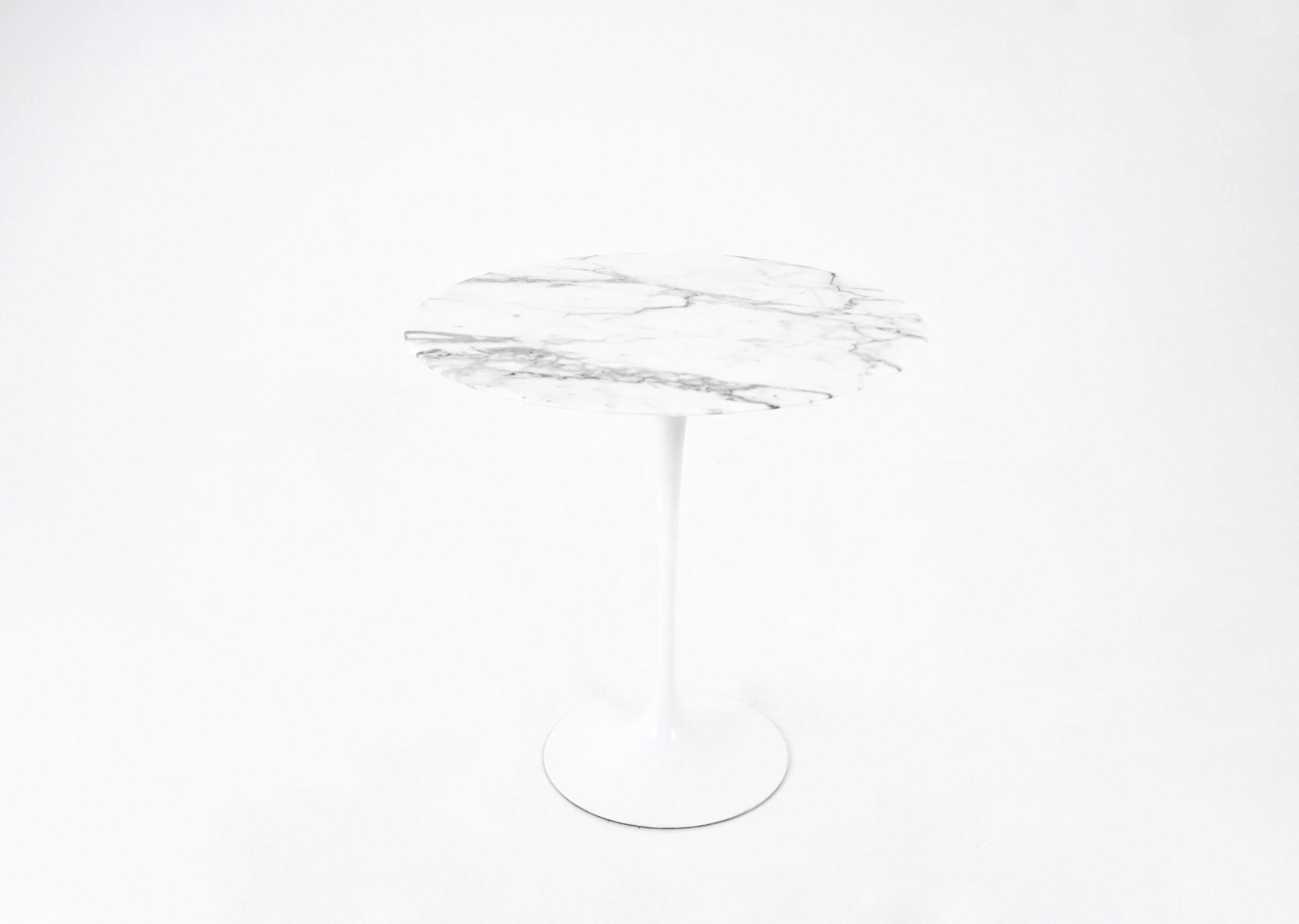 Table d'appoint avec plateau en marbre et base en aluminium conçue par Eero Saarinen et produite par Knoll International dans les années 1960. Estampillé sous le pied. Usure due au temps et à l'âge de la table.
POUR L'EXPÉDITION, NOUS CONSULTER POUR