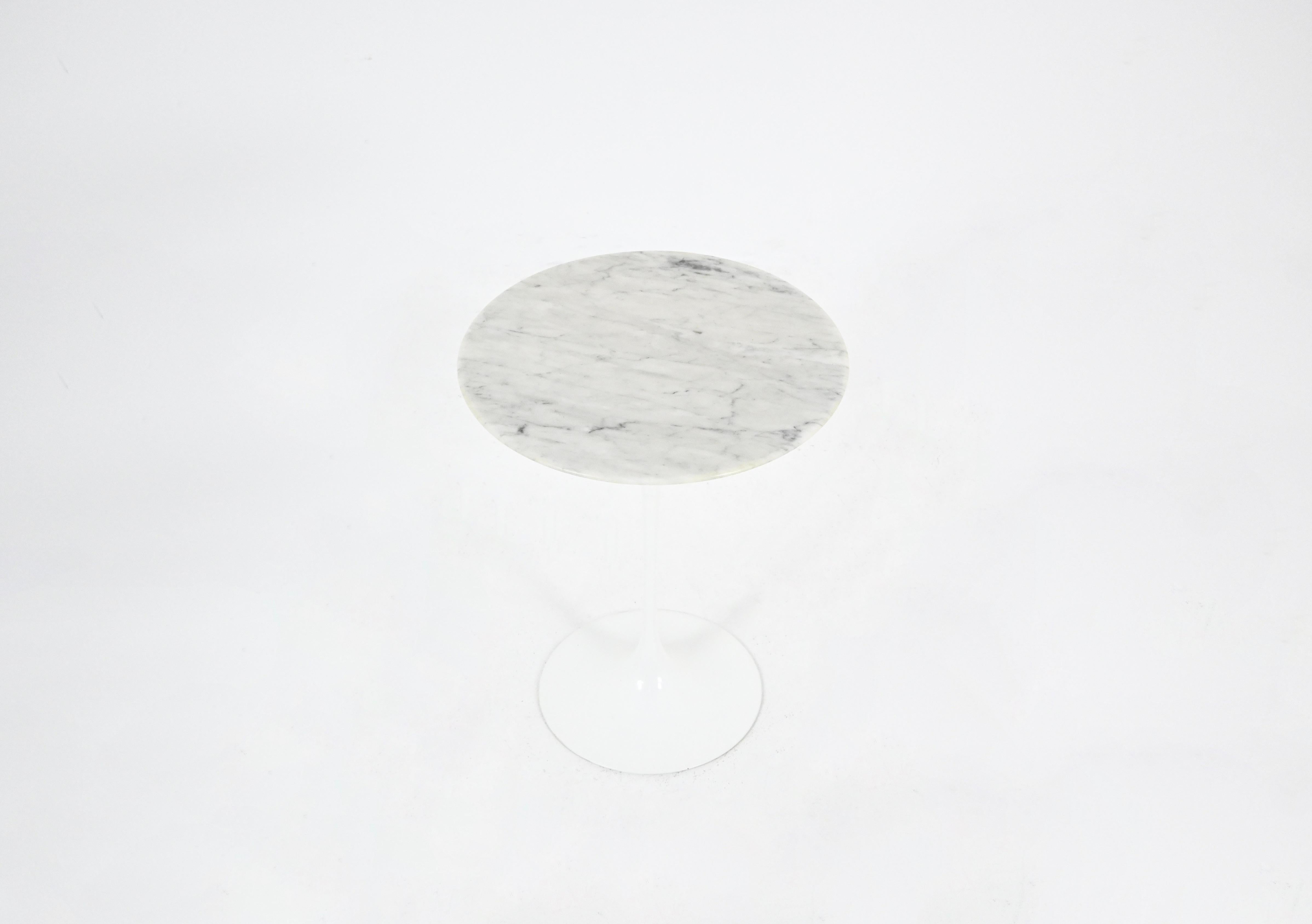 Side table with marble top and aluminum base designed by Eero Saarinen and produced by Knoll International in the 1960s. Stamped under the foot. Wear due to time and age of the table.
FOR SHIPPING, REQUEST US FOR RECEIVE THE BEST PRICE
