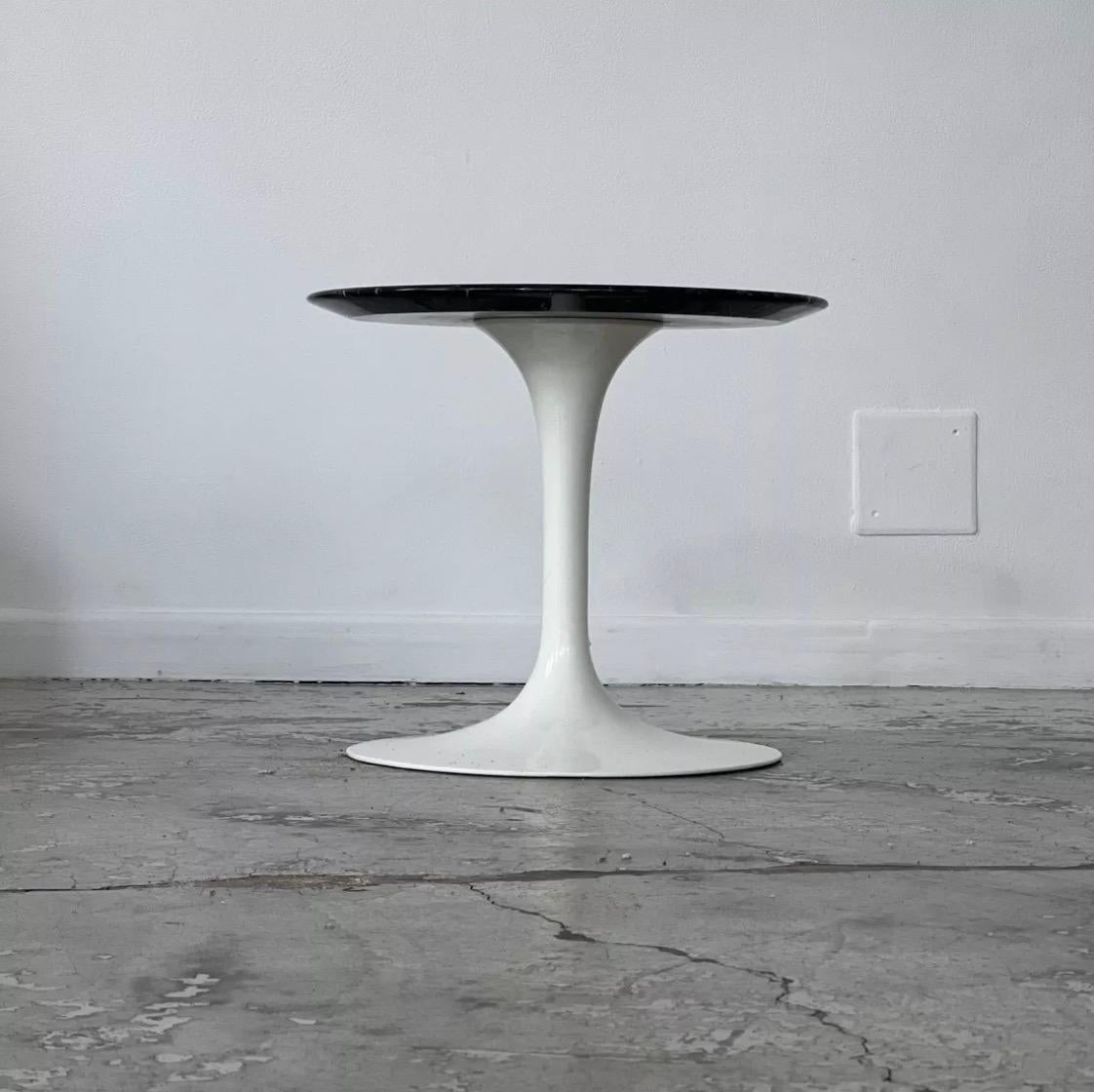 This side table was designed by Eero Saarinen for Knoll International in the 1960s. Knoll commissioned Eero Saarinen in 1947, marking the beginning of a long collaboration between the architect and designer. The organic base is in white lacquered