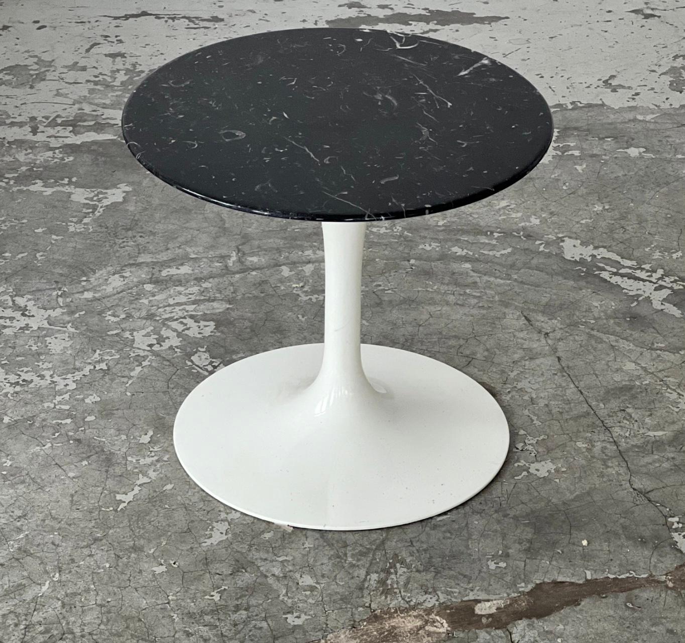 Mid-Century Modern Side table by Eero Saarinen for Knoll International 1960s For Sale