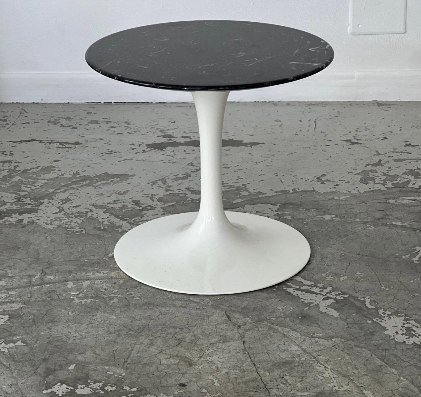 Side table by Eero Saarinen for Knoll International 1960s In Good Condition For Sale In PARIS, FR