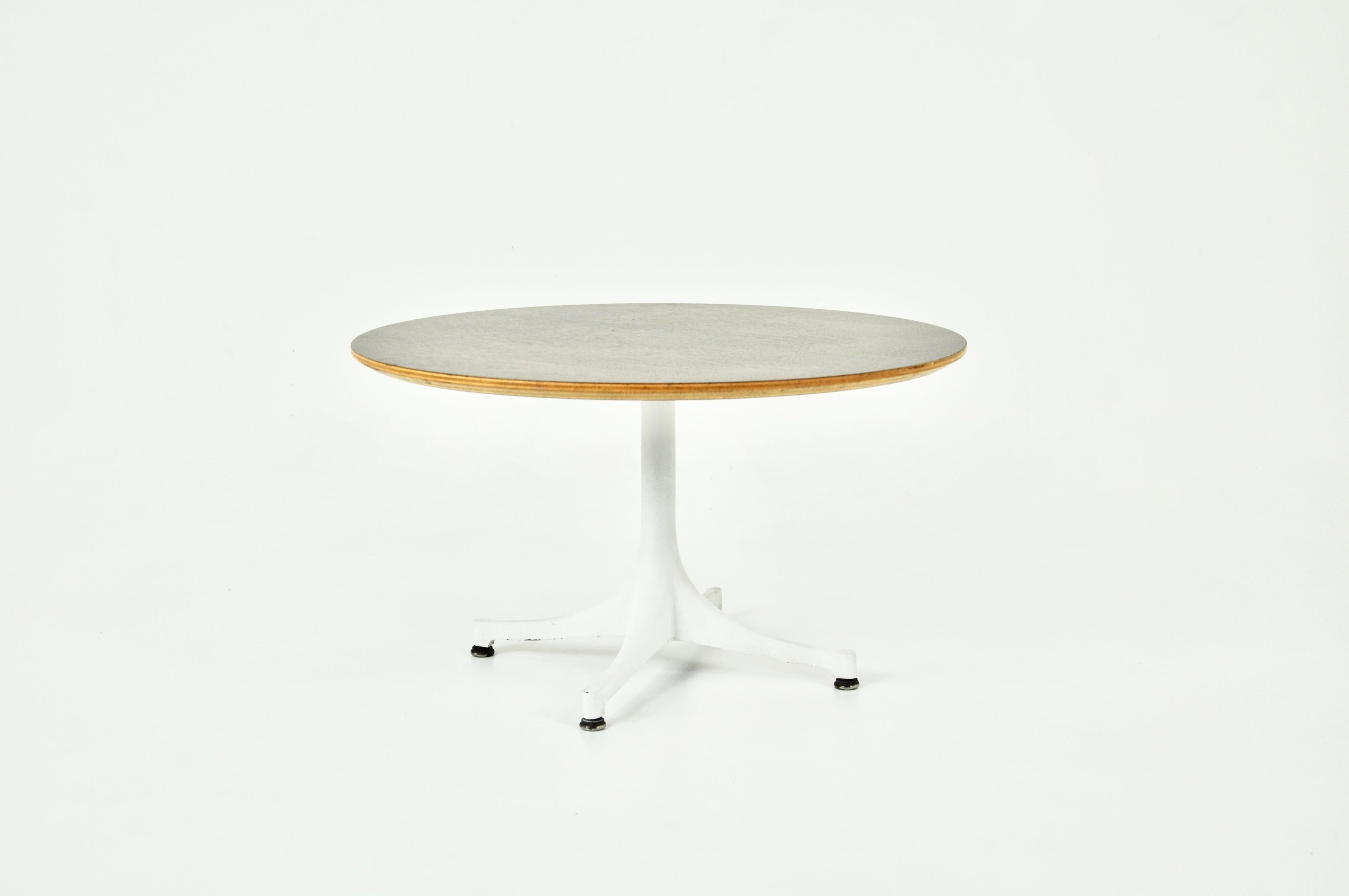 Tisch mit  Holzplatte und Metallgestell, entworfen von George Nelson und hergestellt von Herman Miller in den 1960er Jahren. Abnutzung durch die Zeit und das Alter des Tisches