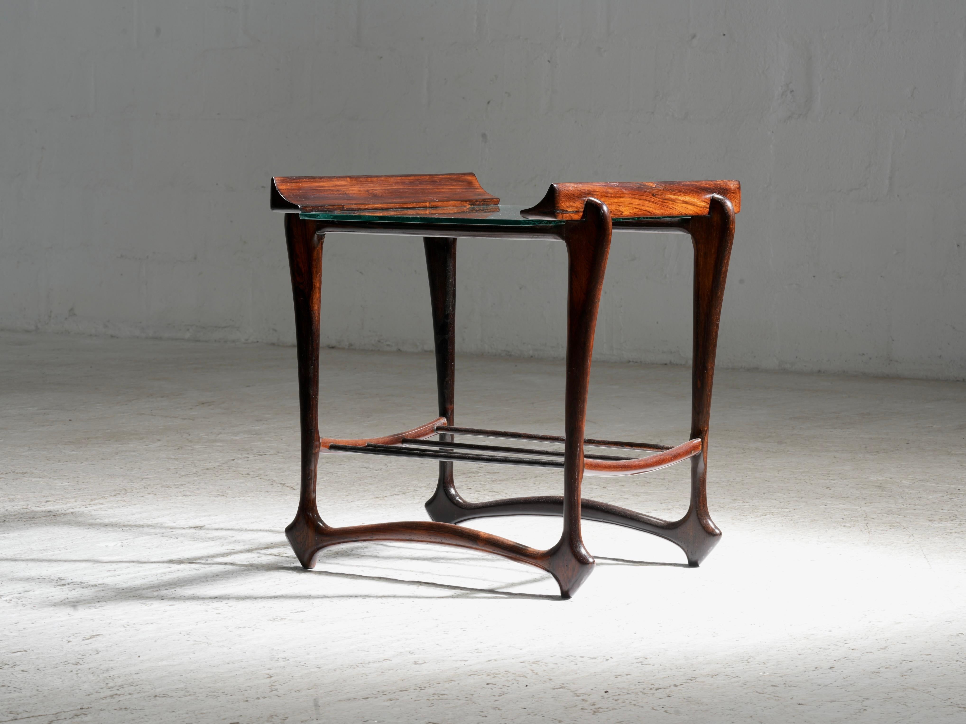 Table d'appoint Giuseppi Scapinelli, en bois et verre, Brésil, années 1950

Cette table d'appoint sculpturale de Giuseppe Scapinelli a été fabriquée au Brésil dans les années 1950. Réalisée en bois massif et dotée d'un plateau en verre, cette pièce