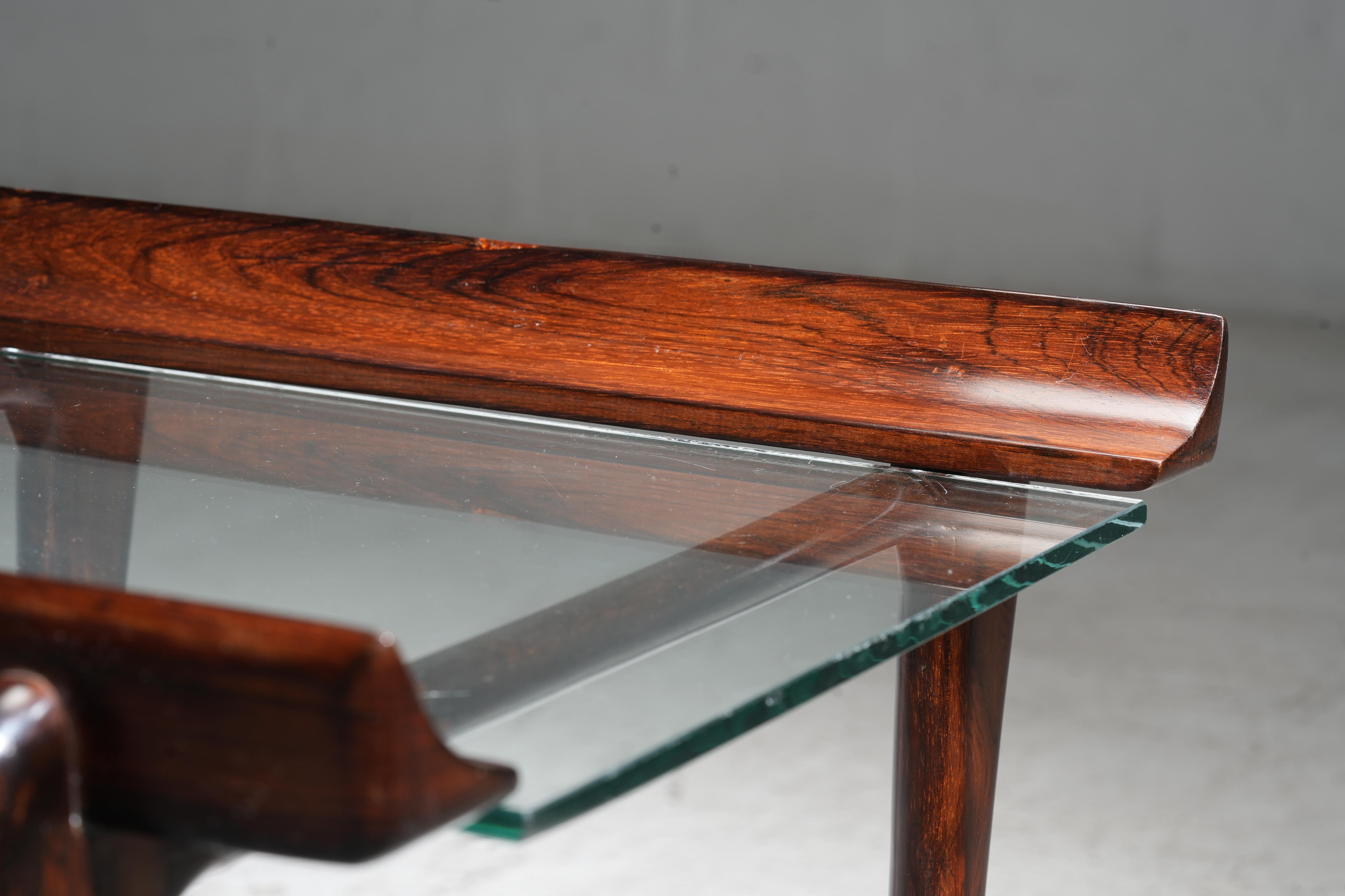Table d'appoint Giuseppi Scapinelli, en bois et verre, Brésil, années 1950 Bon état - En vente à Uithoorn, NL