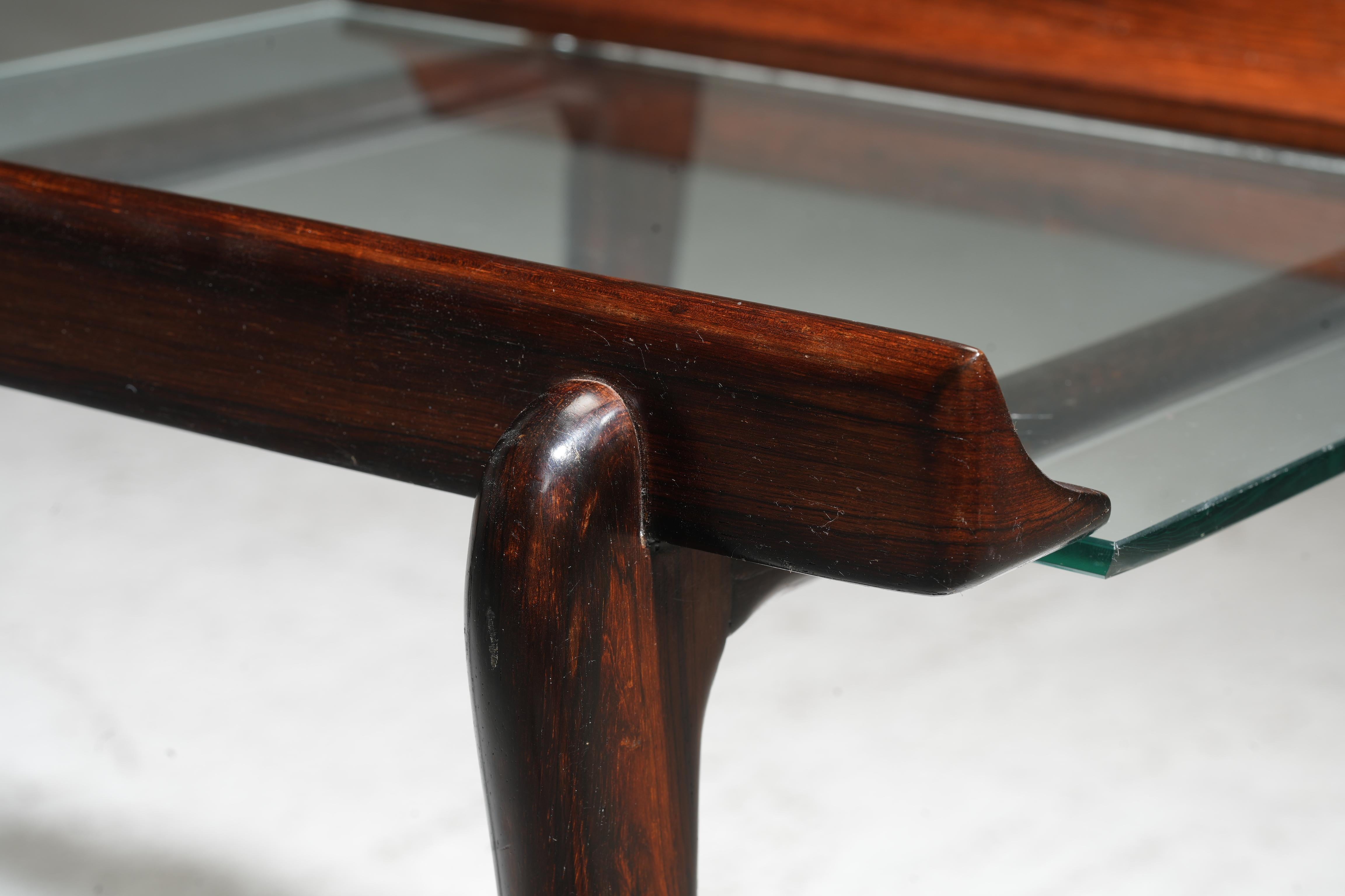 20ième siècle Table d'appoint Giuseppi Scapinelli, en bois et verre, Brésil, années 1950 en vente