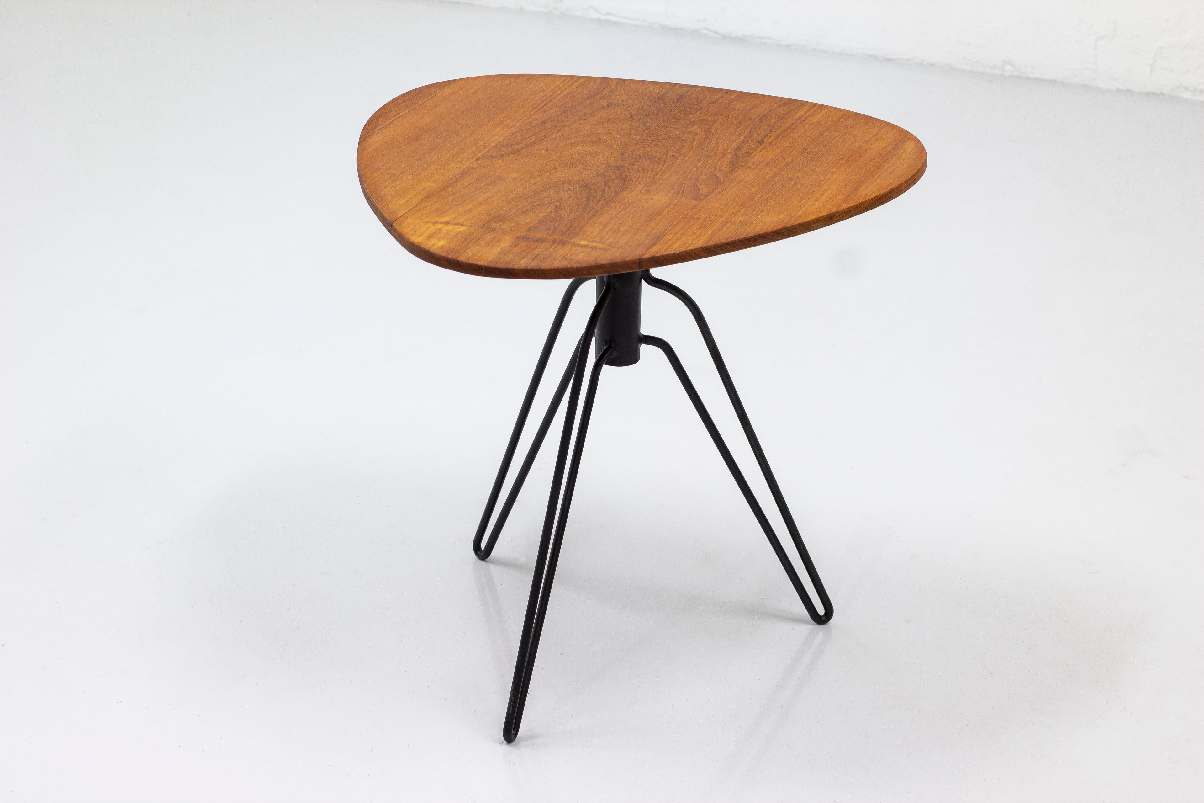 Side table designed by Hans-Agne Jakobsson. Early production from his initial period in Åhus. Ca early 1950s. Made from black lacquered metal and solid teak table top. Very good condition with light age related wear and patina.

This particular