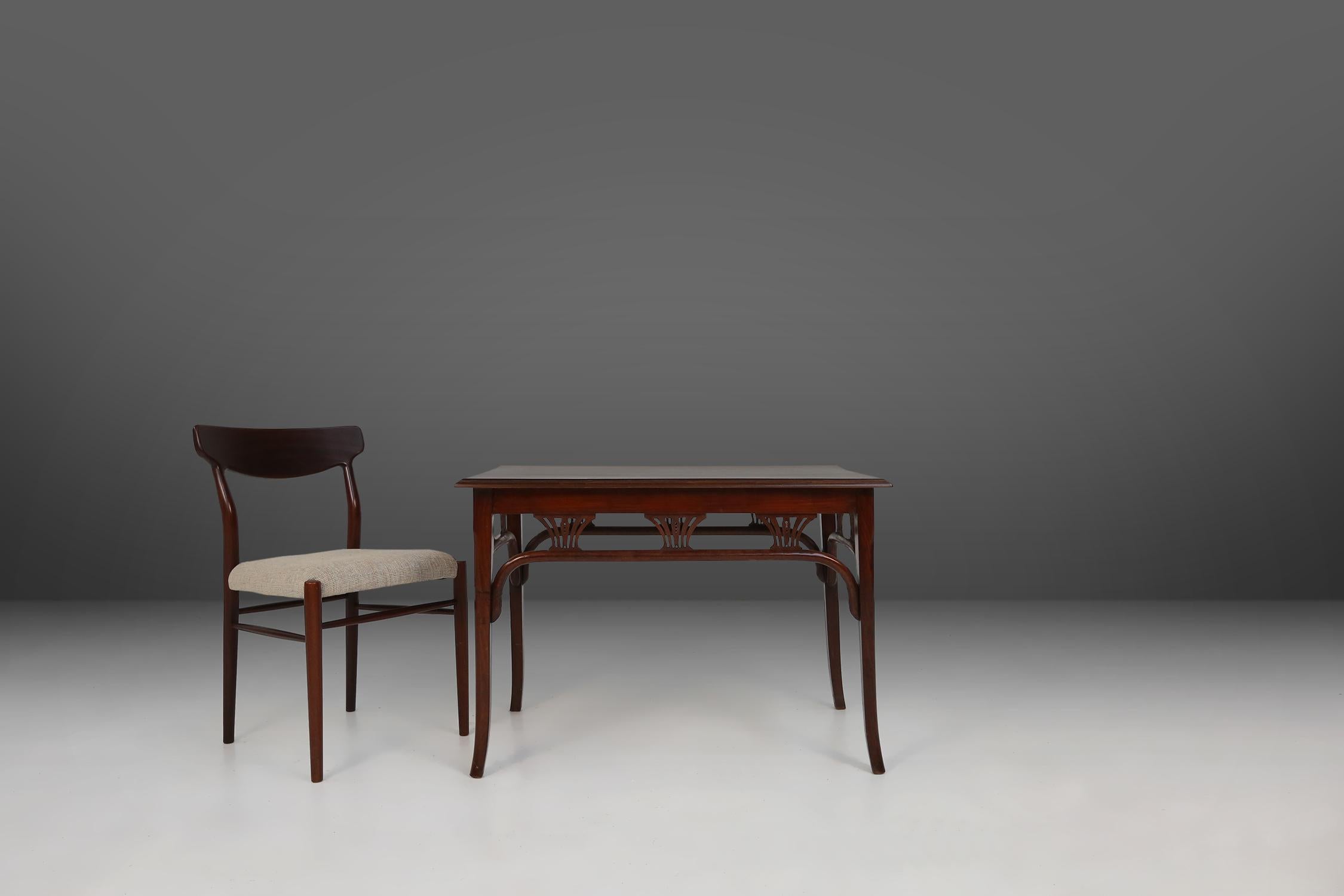 Dieser schöne Beistelltisch von Jacob & Josef Kohn aus dem Jahr 1916 ist ein wahres Prunkstück in jeder Einrichtung. Mit einer Holzplatte und einem Holzfuß strahlt dieser Tisch pure Eleganz und Klasse aus. Das zeitlose Design passt sowohl zu