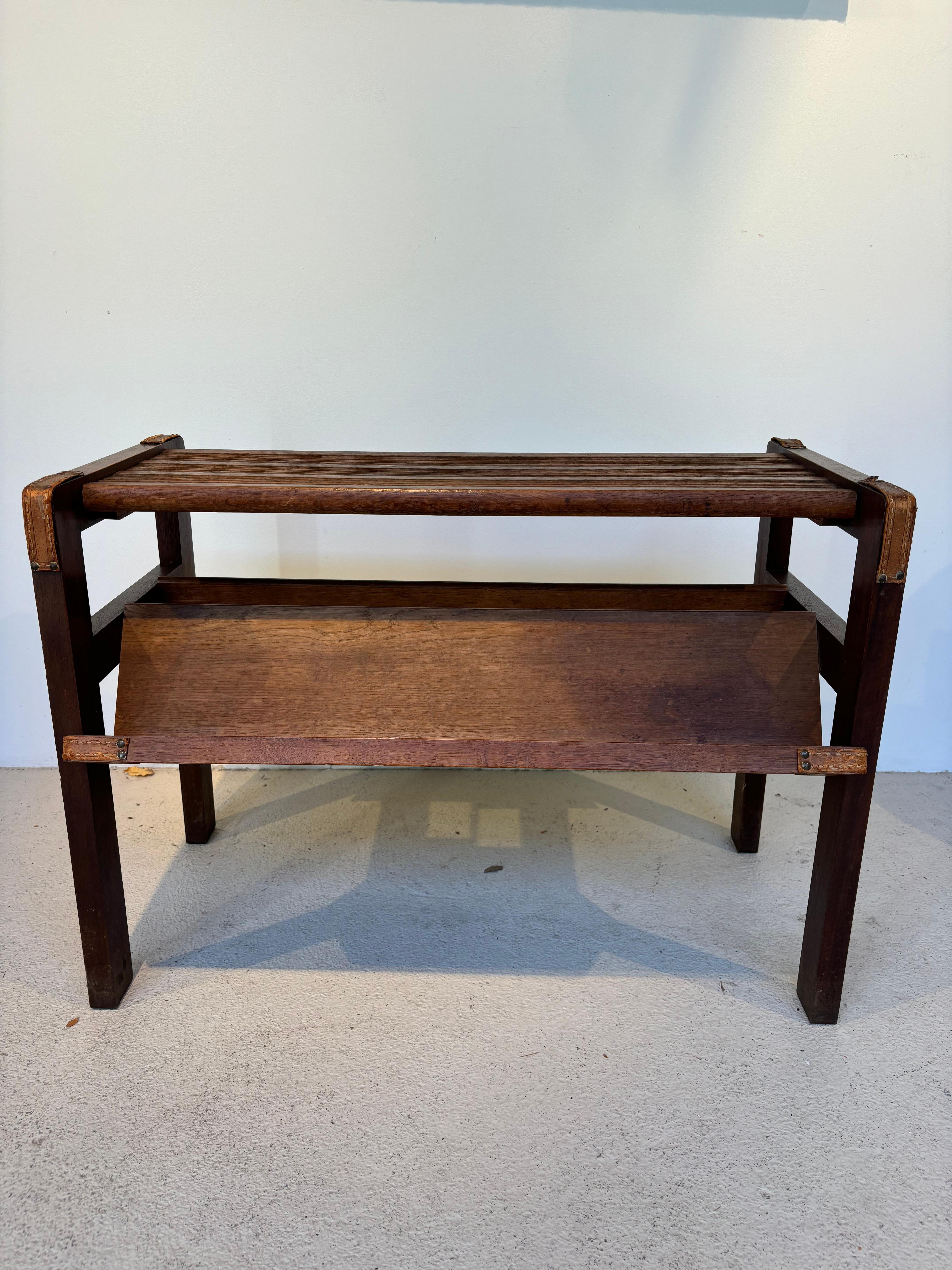 Mesa auxiliar de Jacques Adnet mediados del siglo XX en venta