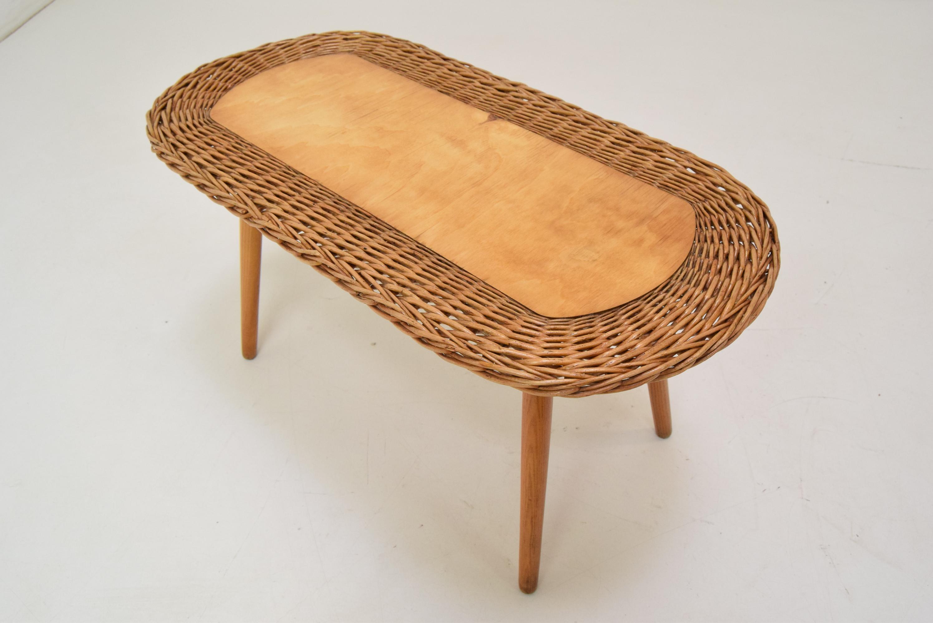 Made in Czechoslovakia
Made of Wood,Rattan
Good Original condition.