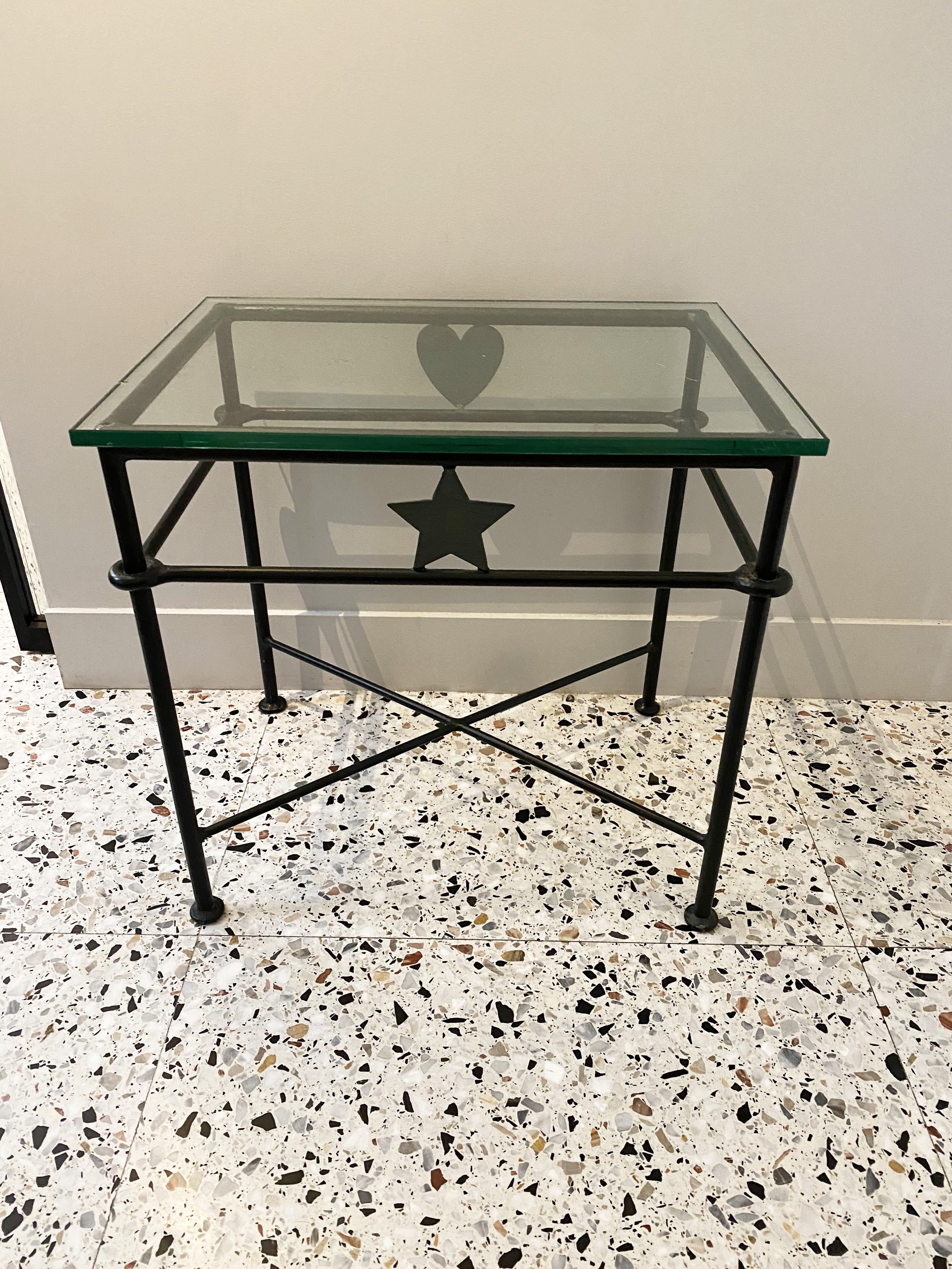 Tavolino / Comodino
Di Jean-Charles de Castelbajac per Ligne Roset
1990s (1997)

Ferro battuto con finitura laccata nera
Piano in vetro con una piccola scheggiatura sotto la base

Dimensioni:
Larghezza: 50 cm
Profondità: 37 cm
Altezza: 48 cm
