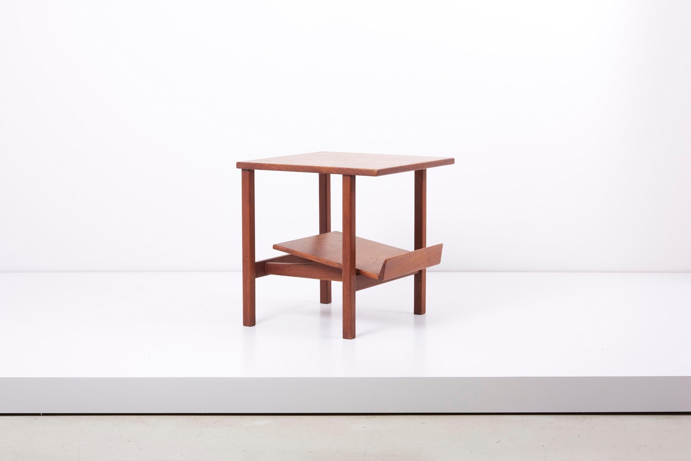 Side table by Jens Risom for Risom Inc. US, 1950s.
This Table is made out of Walnut and carries a tray for books or magazines.