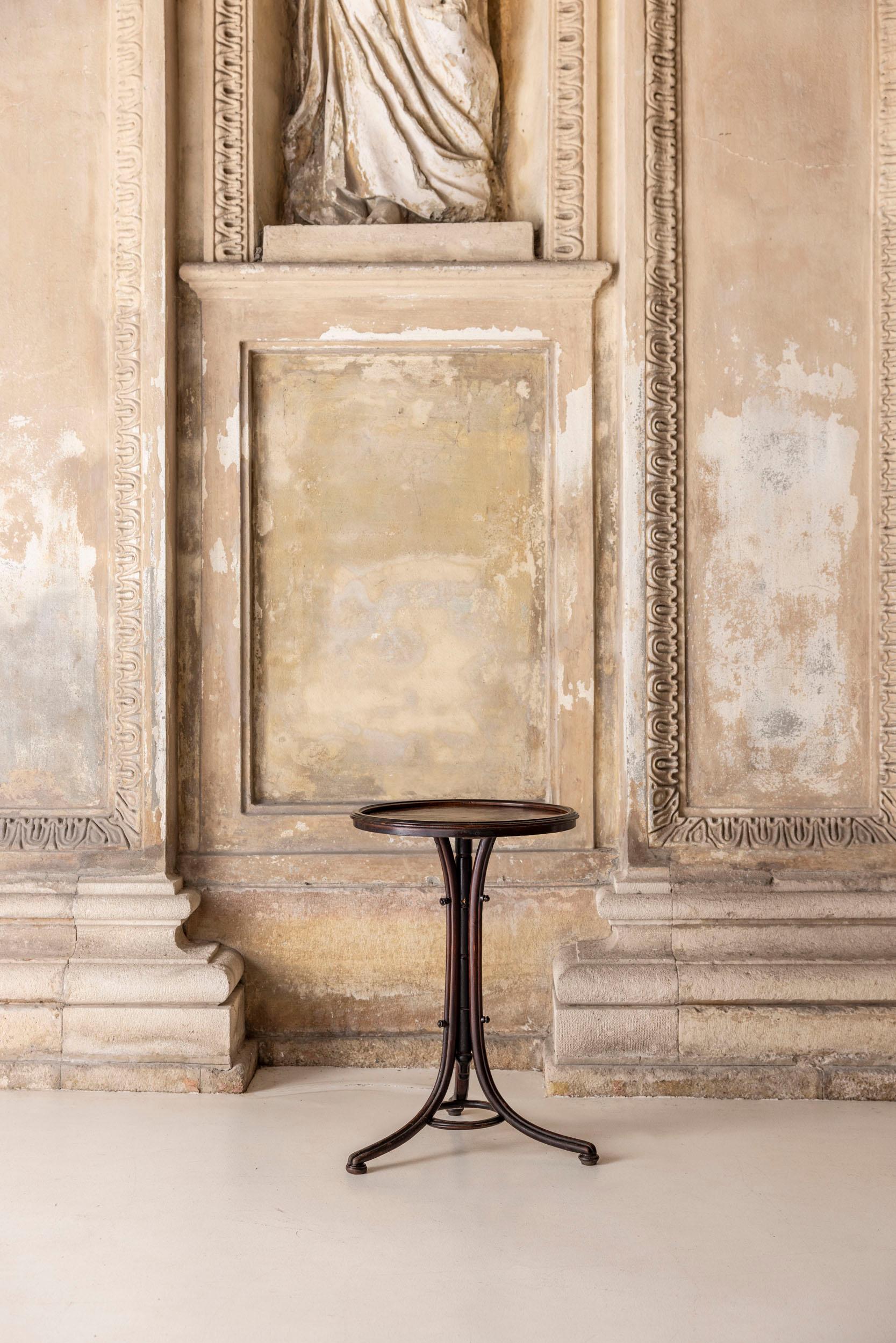 Elegant  bentwood side table by Josef Kohn dating from the 1930s, showcasing the refined craftsmanship and lightness typical of the Austrian manufacturer’s early-20th-century production.
The round top is decoratively finished, adding an additional