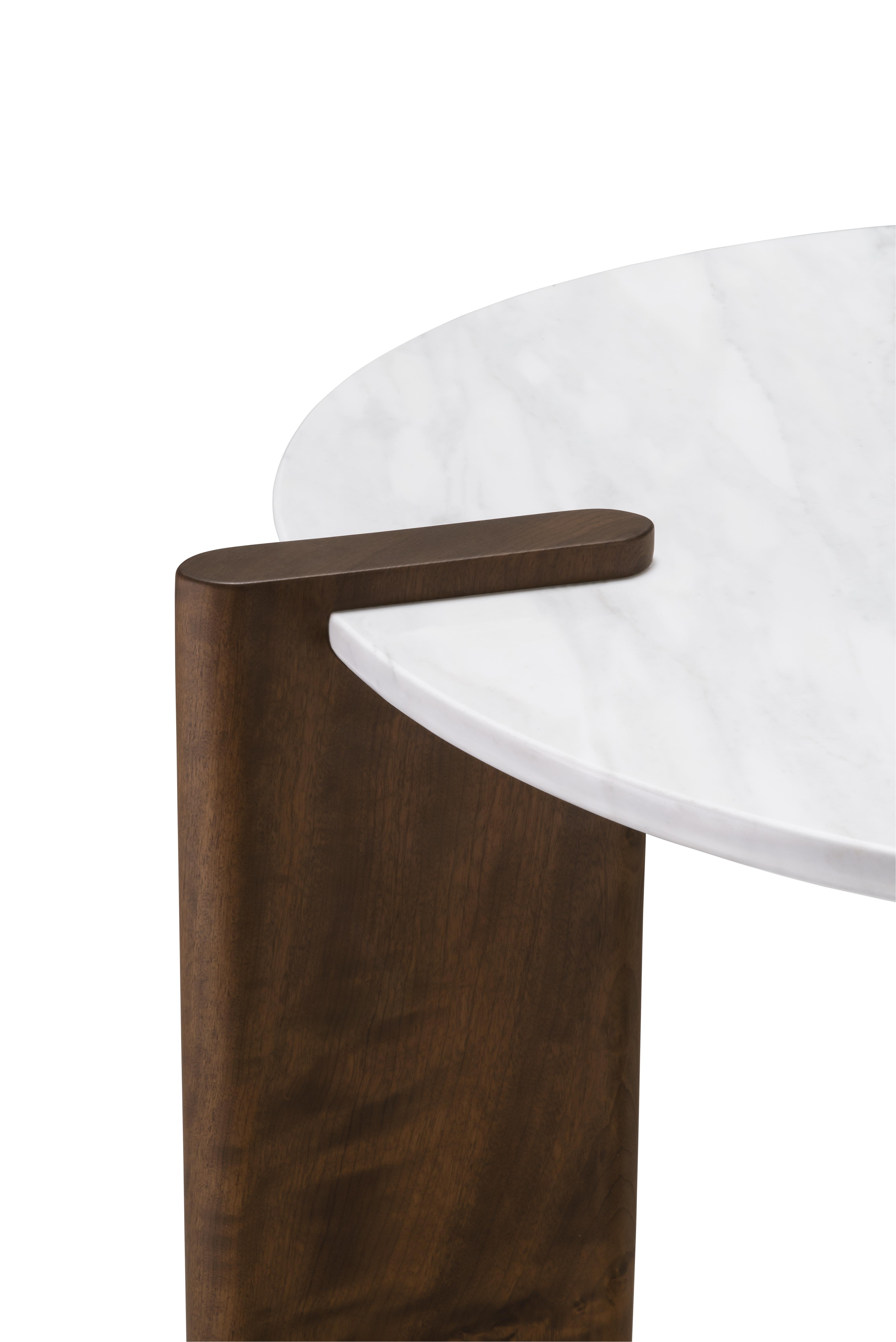 Giraffe side table by Juliana Lima Vasconcellos with Italian Carrara marble top and three feet in solid walnut or solid imbuia. With a simplified and light language, its forms comes with curves and smoothness in the wood and in the marble finish.