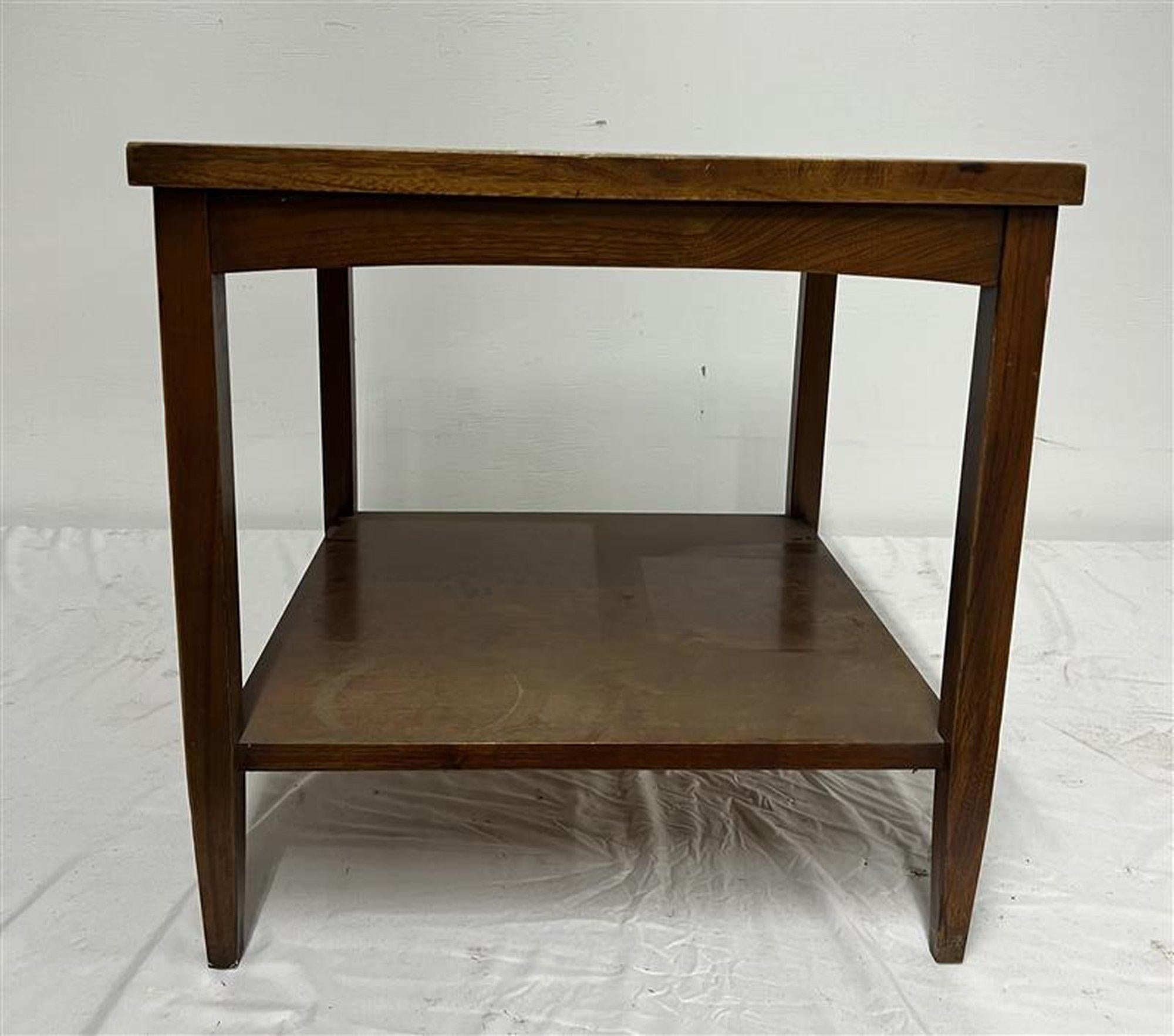 Mid Century Modern Beistelltisch von Lane's
Er hat einen Massivholzrahmen mit eingelegten kühlen grauen Kacheln und konischen Beinen