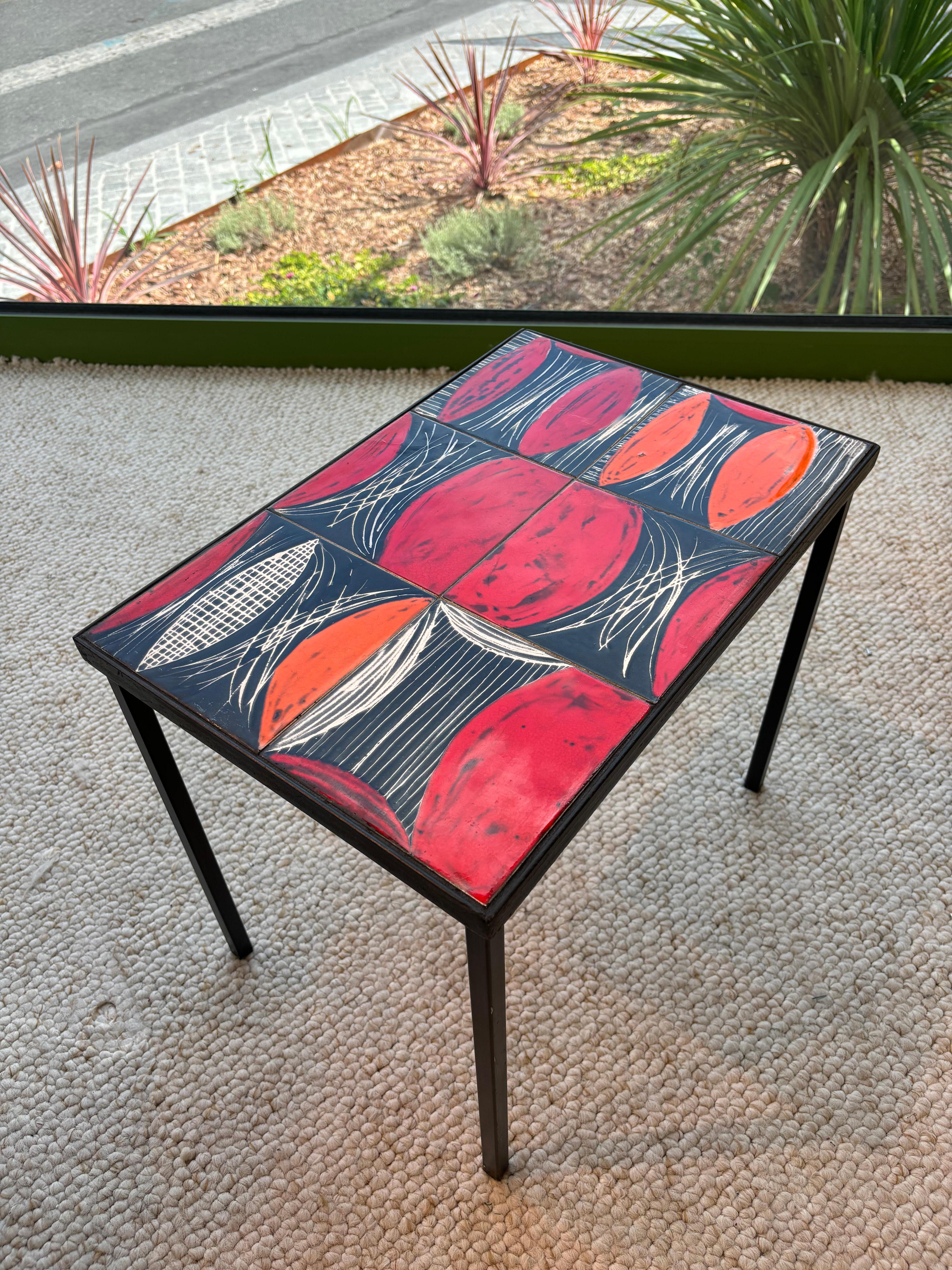 Jolie table d’appoint par les frères Cloutier, robert et Jean Cloutier vers 1960. 
Les carreaux sont typiques de leurs travaux. 