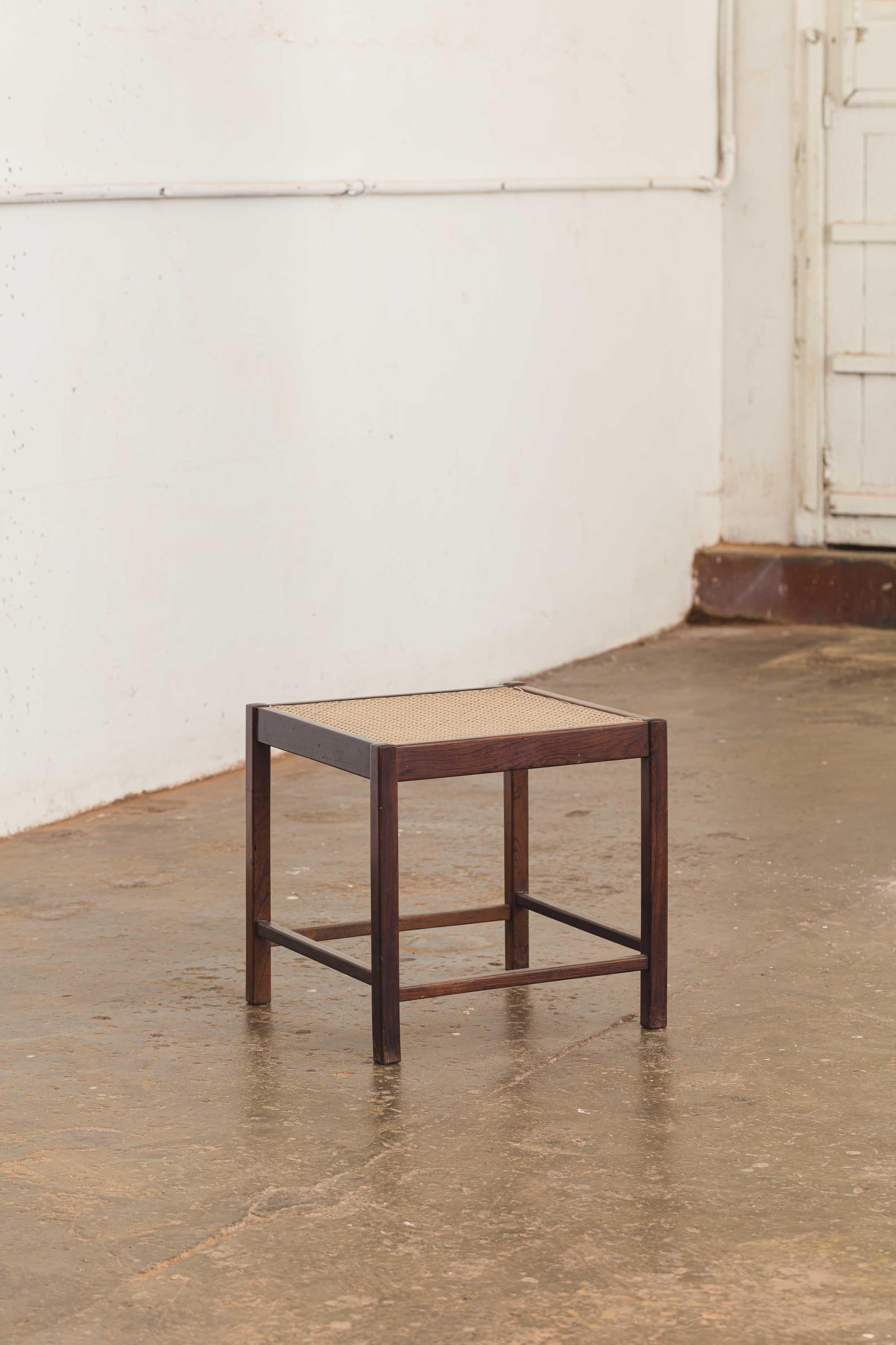 Tavolino di Liceu de Artes e Oficios in legno e canna.