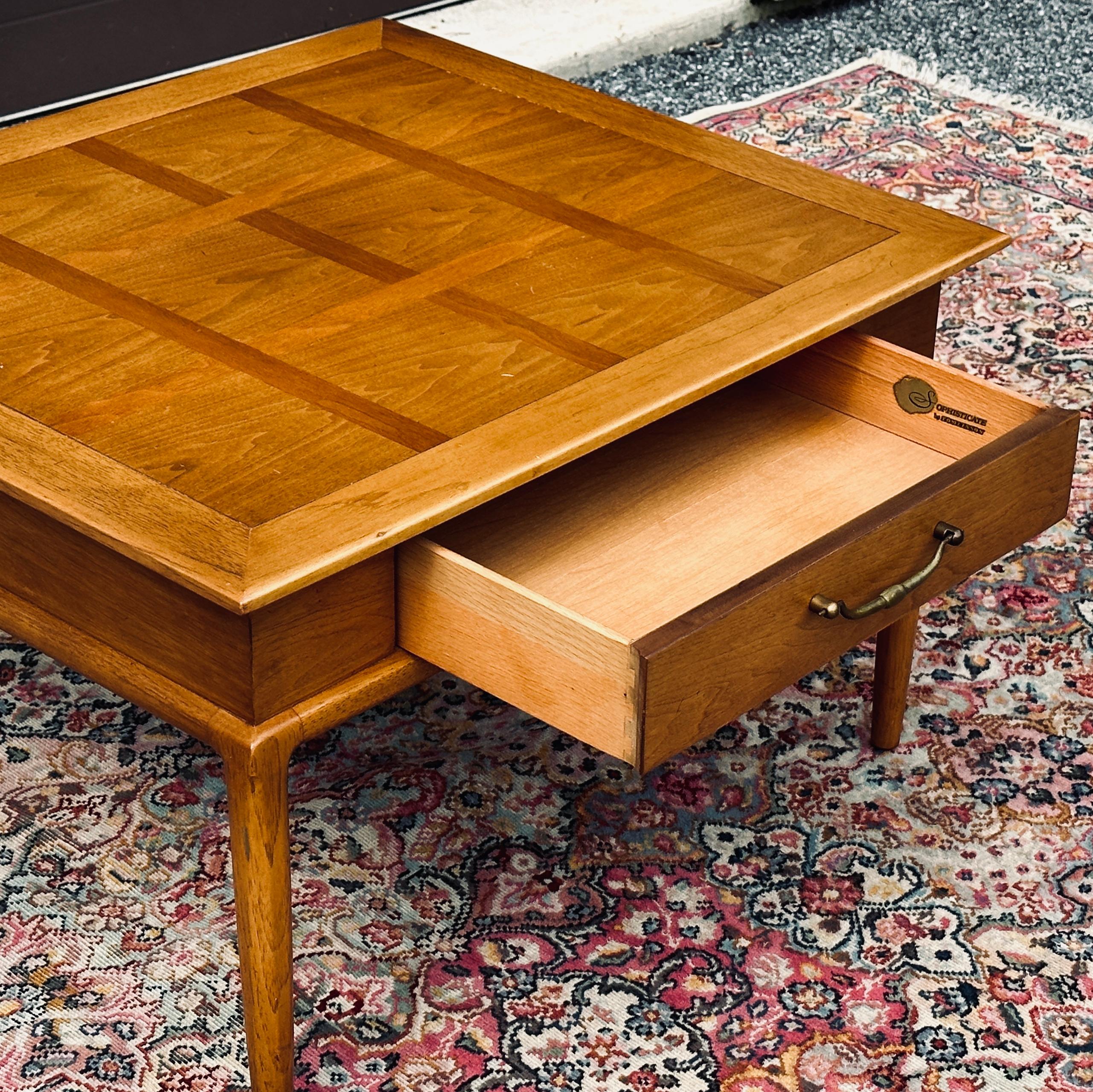 Table d'appoint avec un seul tiroir et de grosses ferrures en laiton, conçue par John Lubberts et Lambert Mulder pour la ligne 