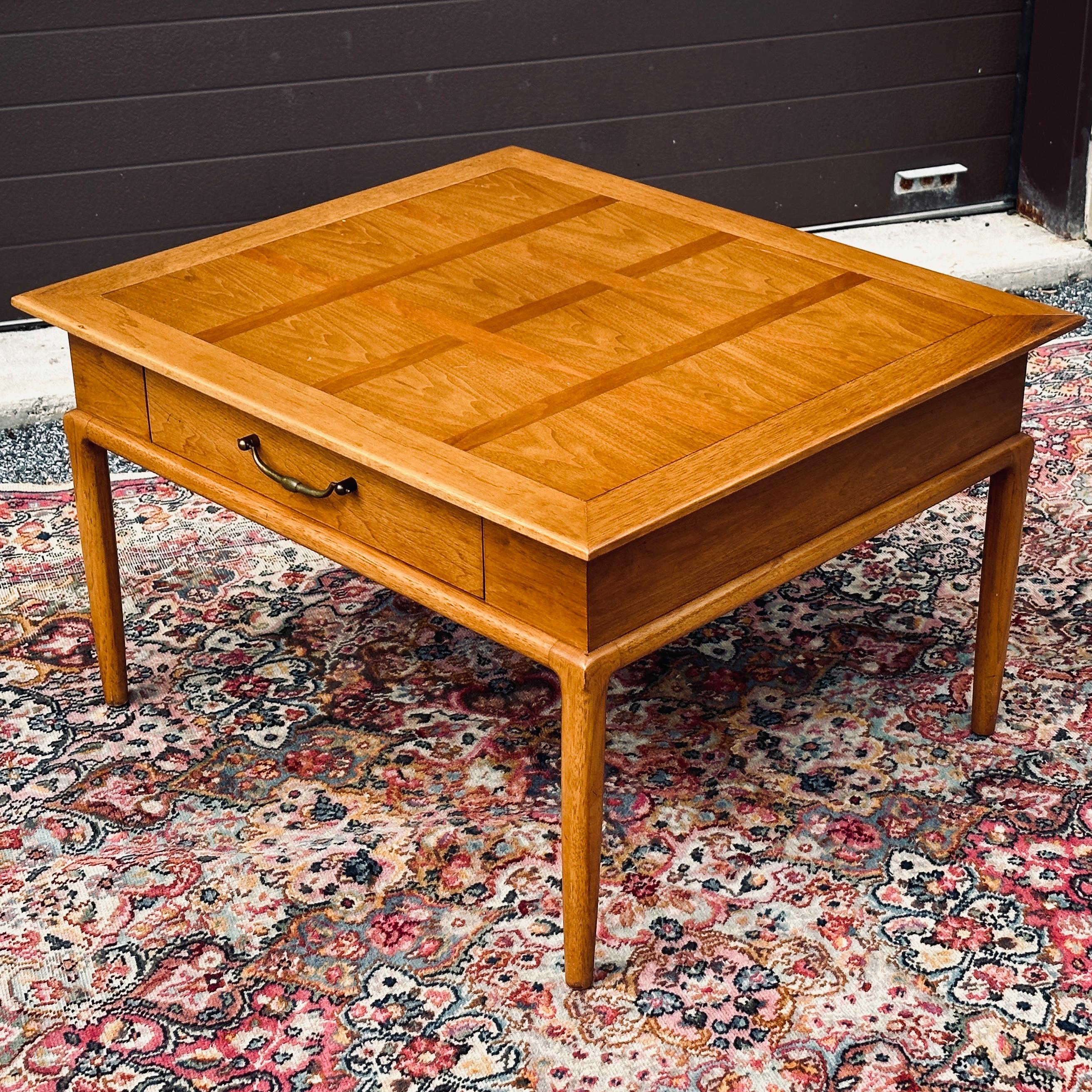 Tomlinson Sophisticate Side Table by Lubberts & Mulder In Good Condition For Sale In West Chester, PA