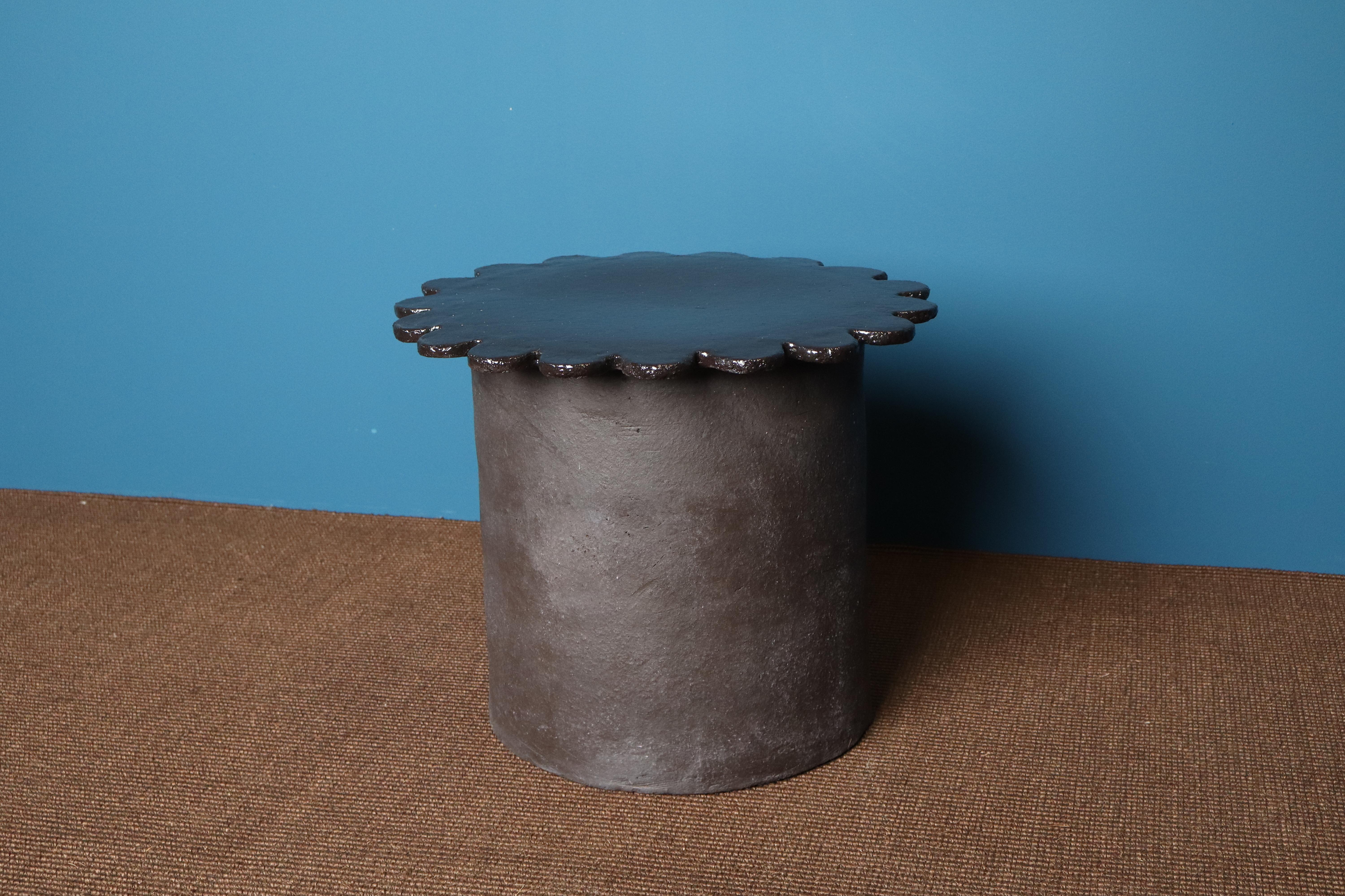 Mesa auxiliar de Mariela Ceramica - Artista belga chilena Cerámico en venta