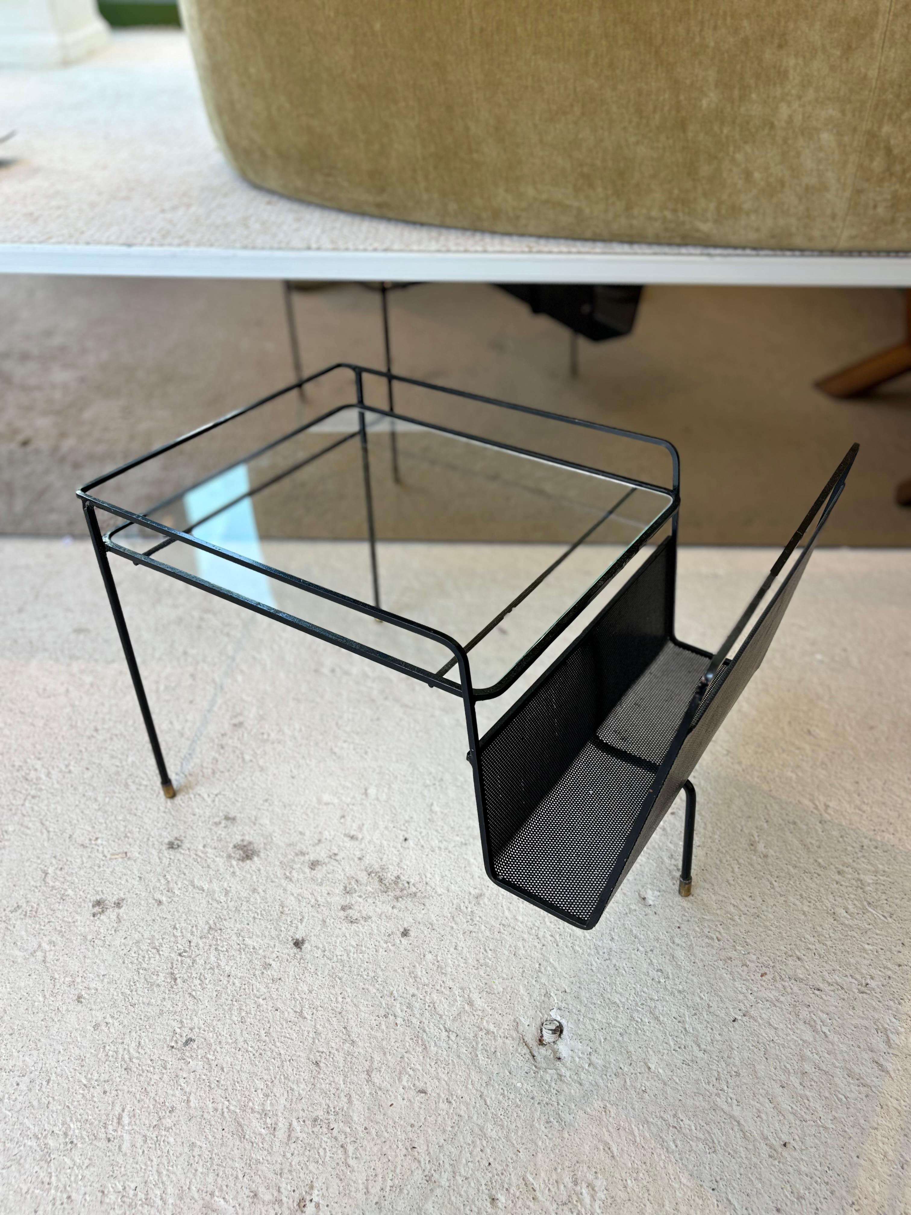 Jolie table d’appoint par Mathieu matégot vers 1950. 
