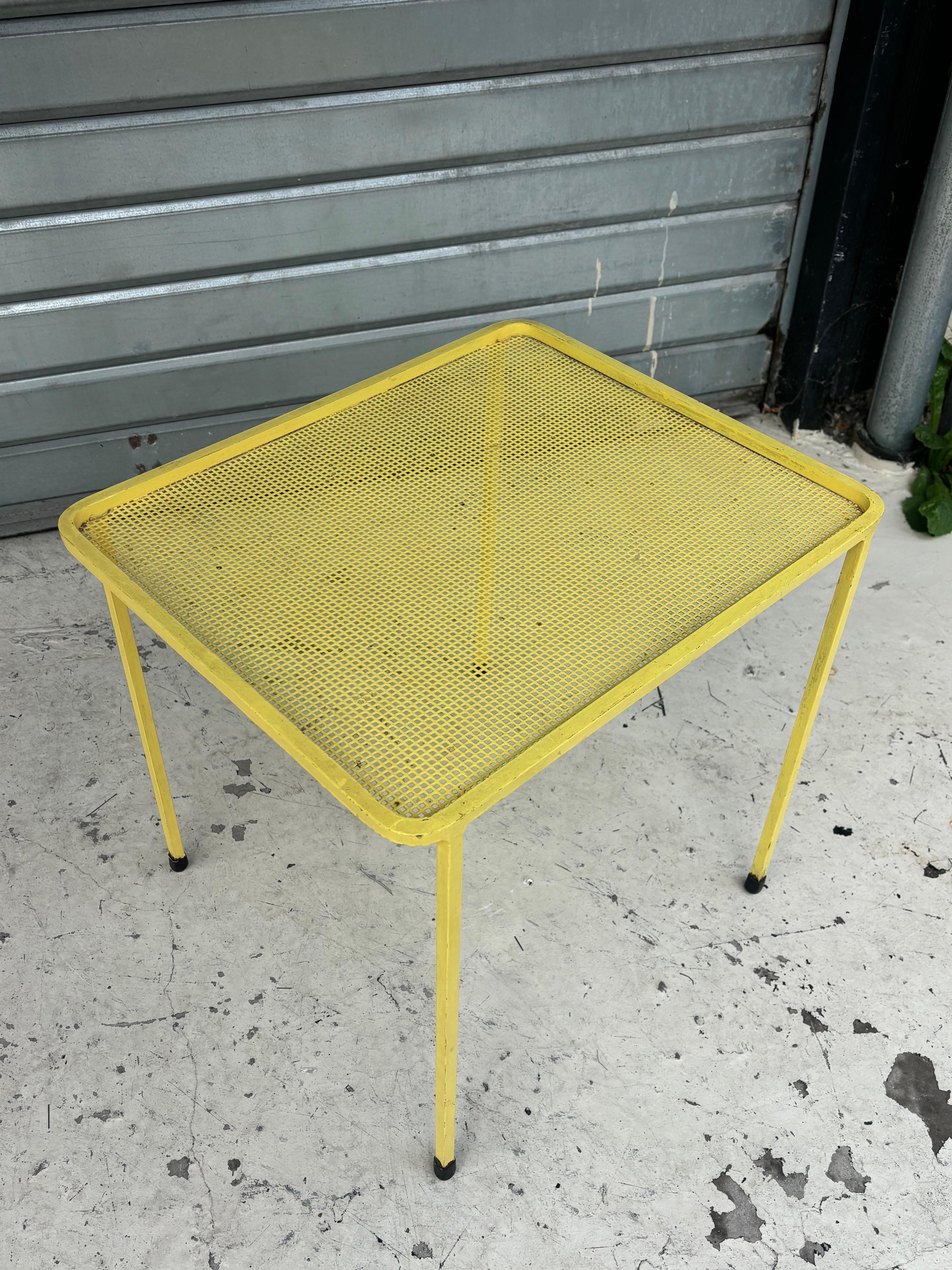 Jolie table d’appoint par Mathieu Matégot avec sa peinture jaune, d’origine. 