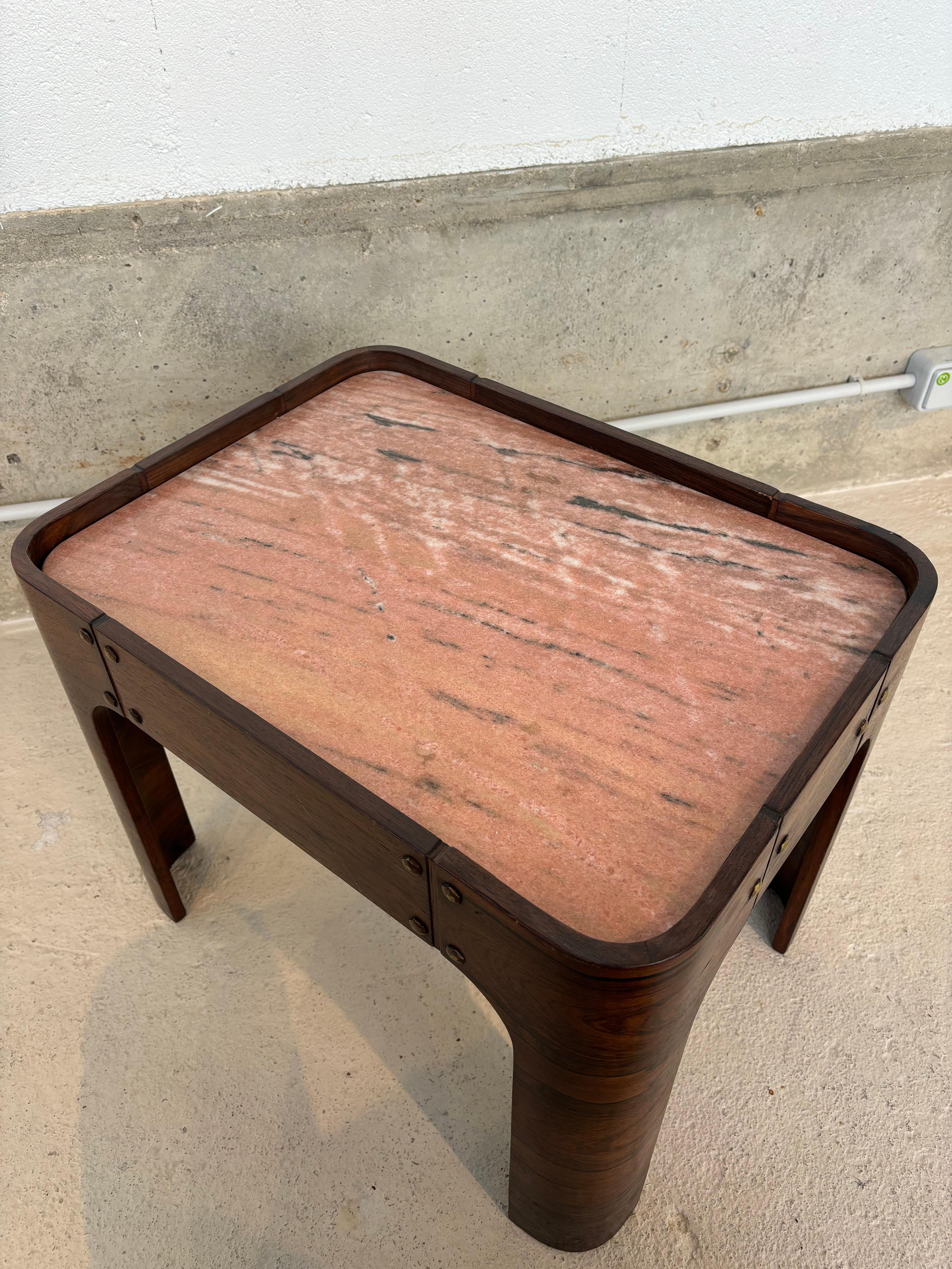 Jolie table d’appoint par la maison d’édition Novo Rumo, Brésil, 1960 en bois exotique et marbre rose. 
