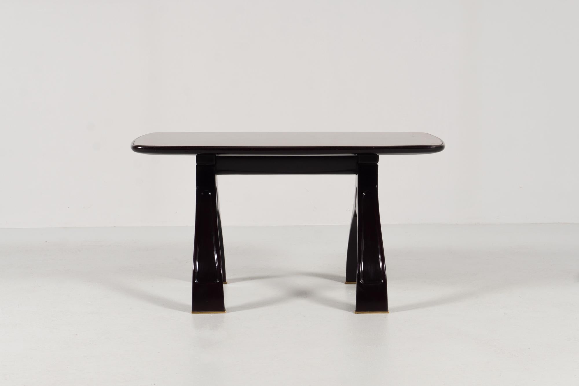 Dieser elegante Beistelltisch mit geschwungenen Beinen von Osvaldo Borsani wurde vom Studio Borsani Varedo zwischen 1944 und 1947 hergestellt. Die Konstruktion aus gefärbtem Massivholz endet in einer Messinghalterung am Sockel. Die schöne
