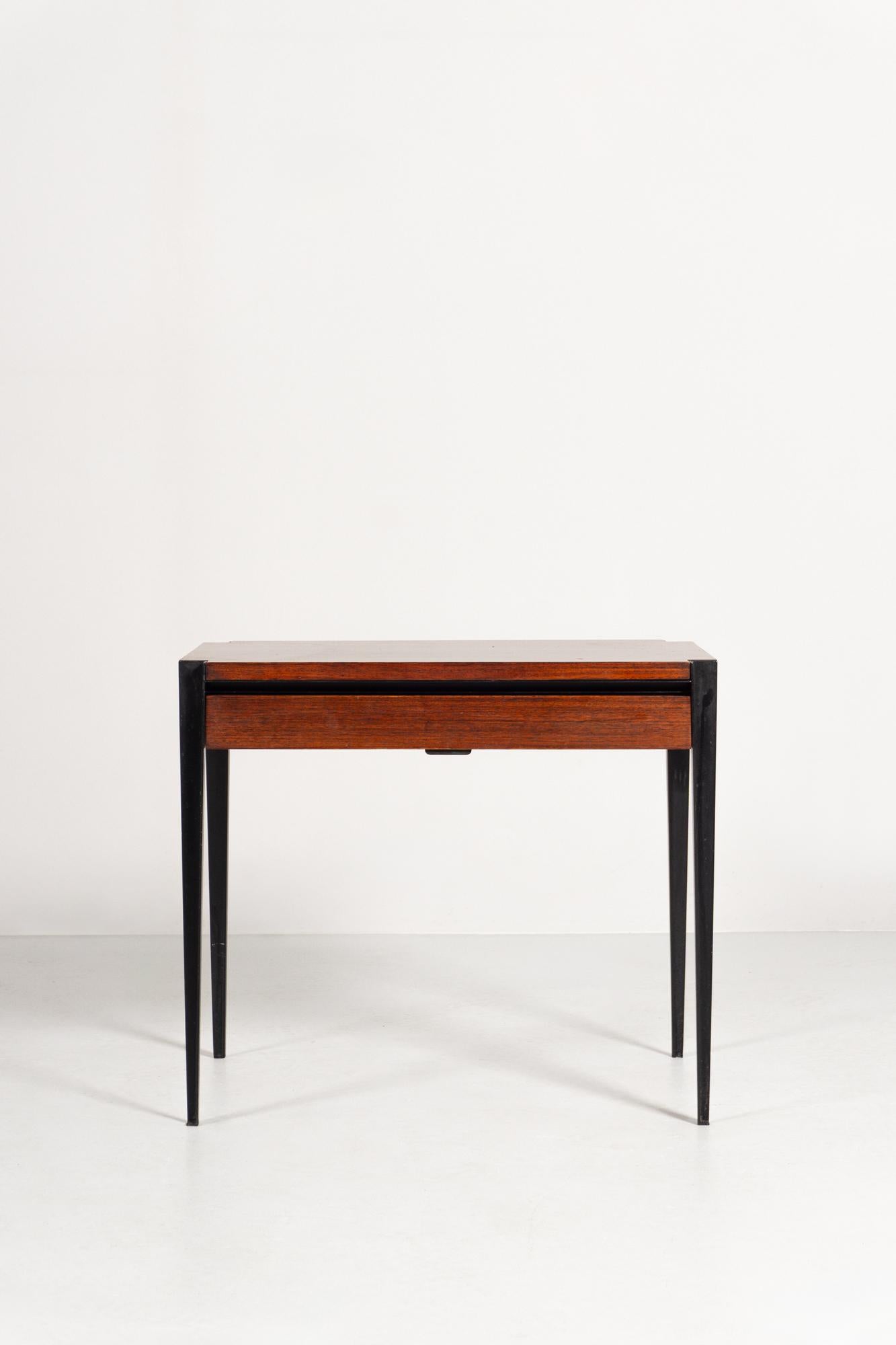 Mesa auxiliar de Osvaldo Borsani, hacia 1960 Moderno de mediados de siglo en venta