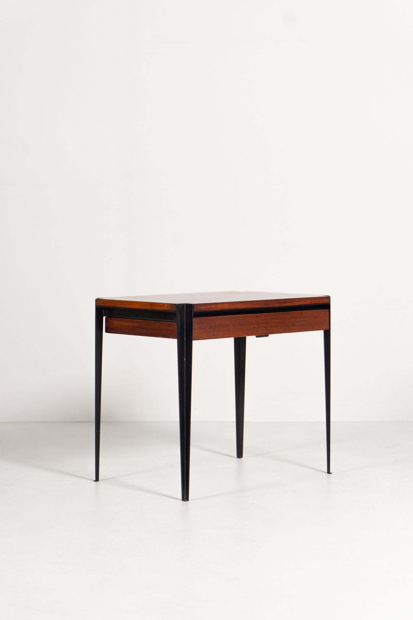 Mesa auxiliar de Osvaldo Borsani, hacia 1960 Italiano en venta