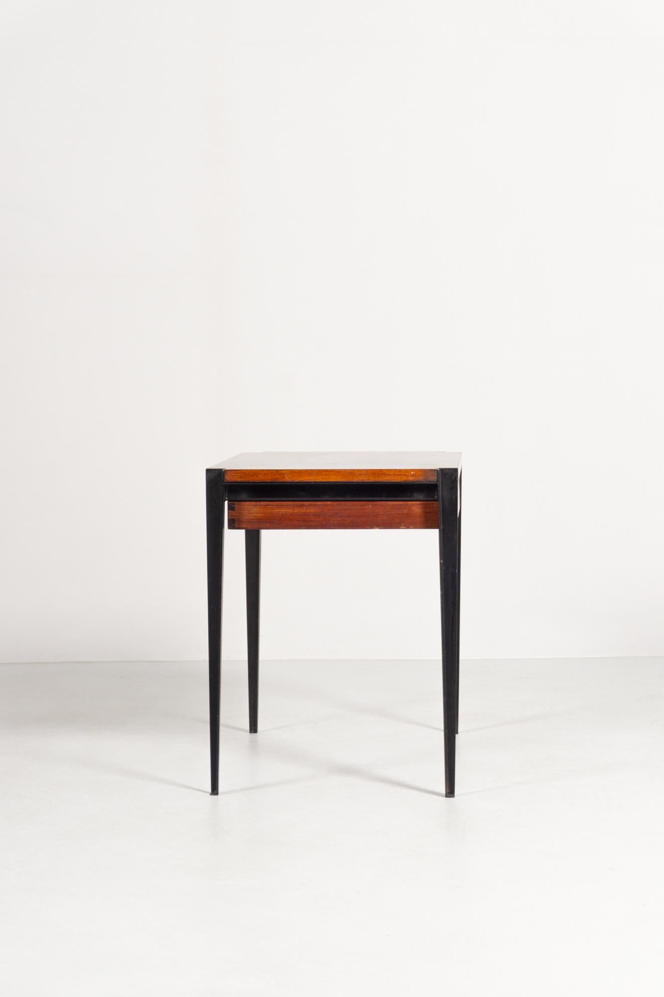 Mesa auxiliar de Osvaldo Borsani, hacia 1960 Lacado en venta