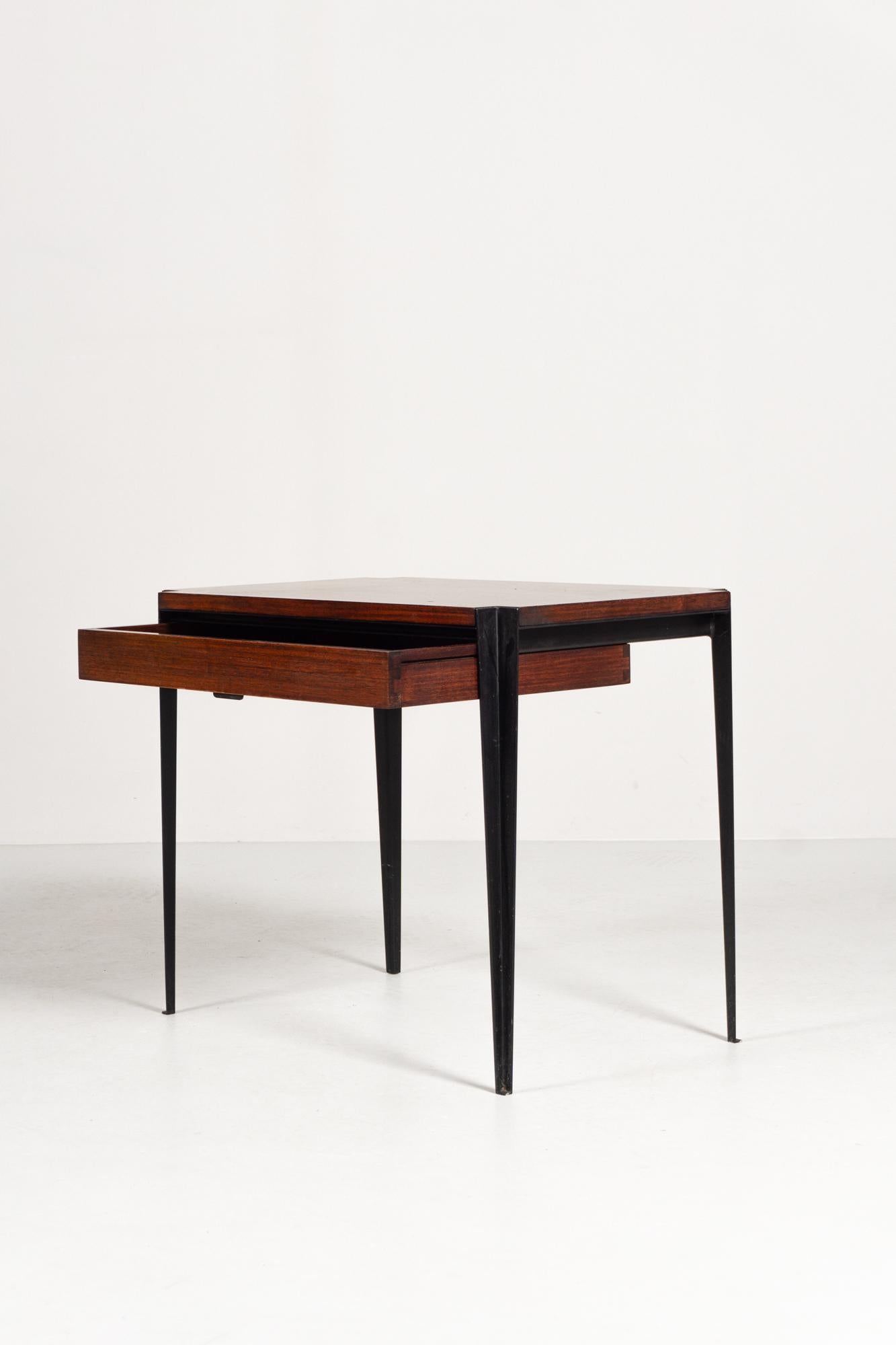 Mesa auxiliar de Osvaldo Borsani, hacia 1960 Metal en venta
