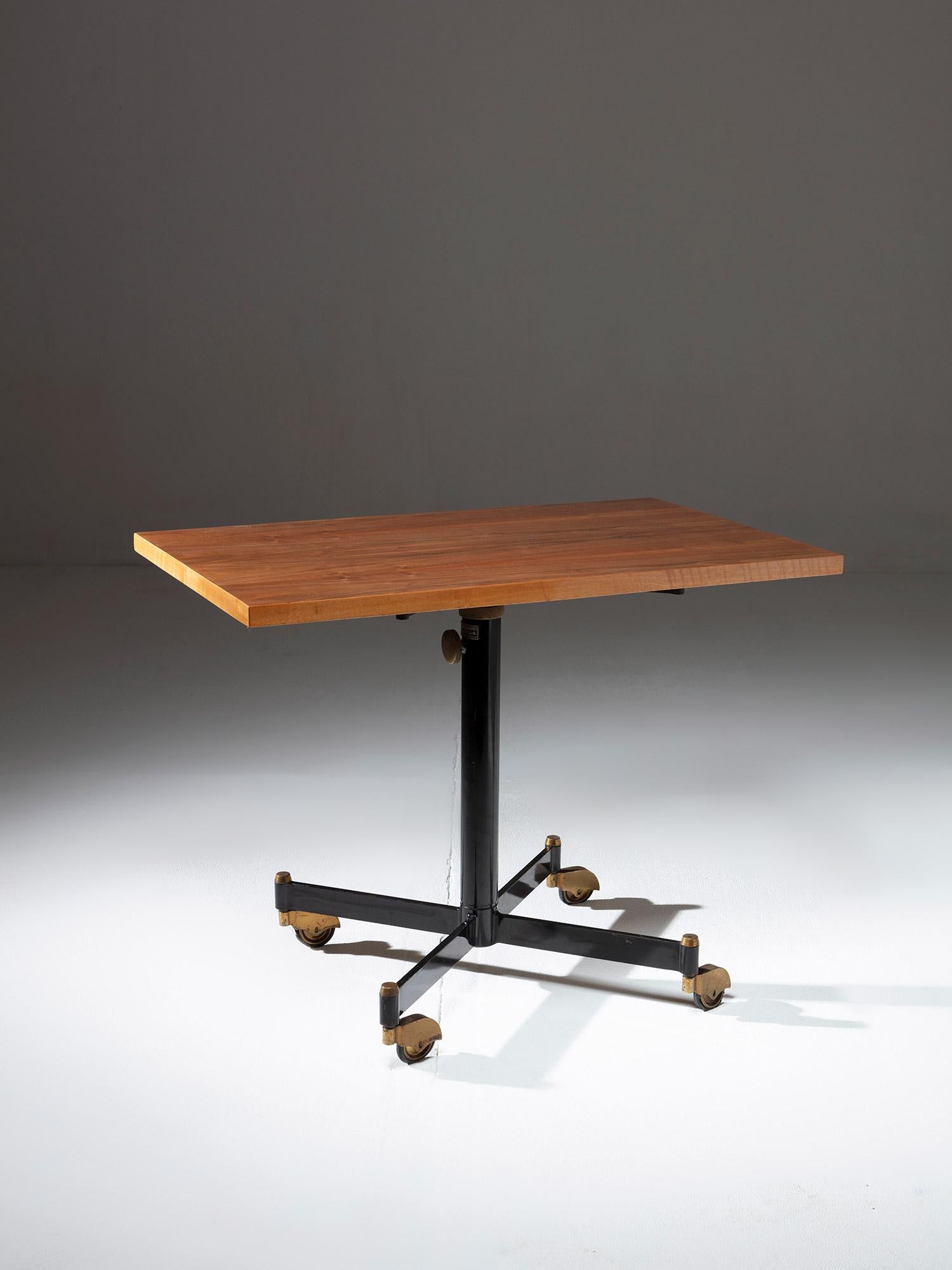 Raro carrello di Osvaldo Borsani per Atelier Borsani Varedo.
Un pezzo dei primi anni '50 con un'altezza regolabile da 60 a 90 cm.
Label originale in metallo.