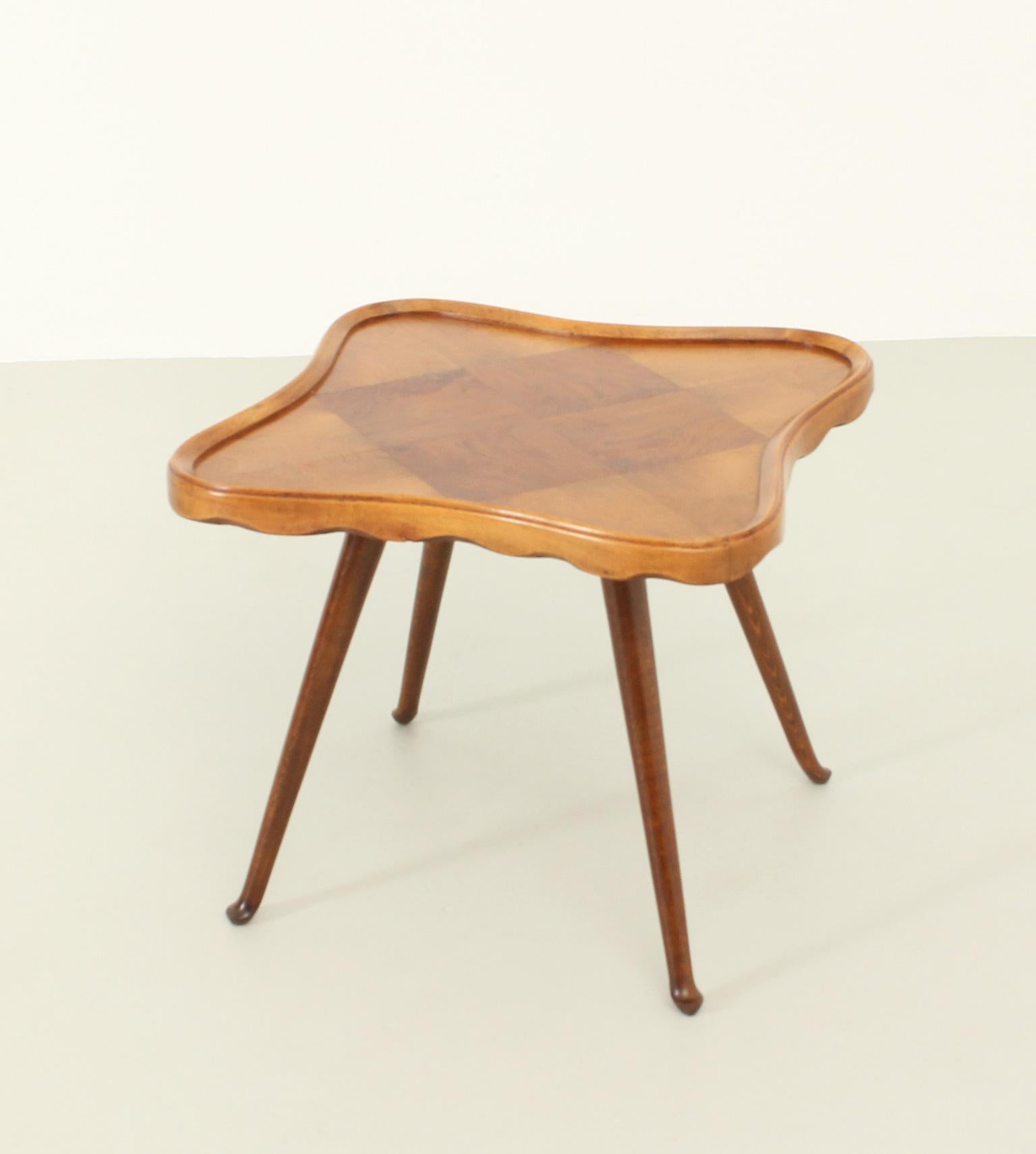 Side table designed in 1940's by Osvaldo Borsani for Arredamenti Borsani, Italy. Beech wood structure and top in geometric walnut veneer. 