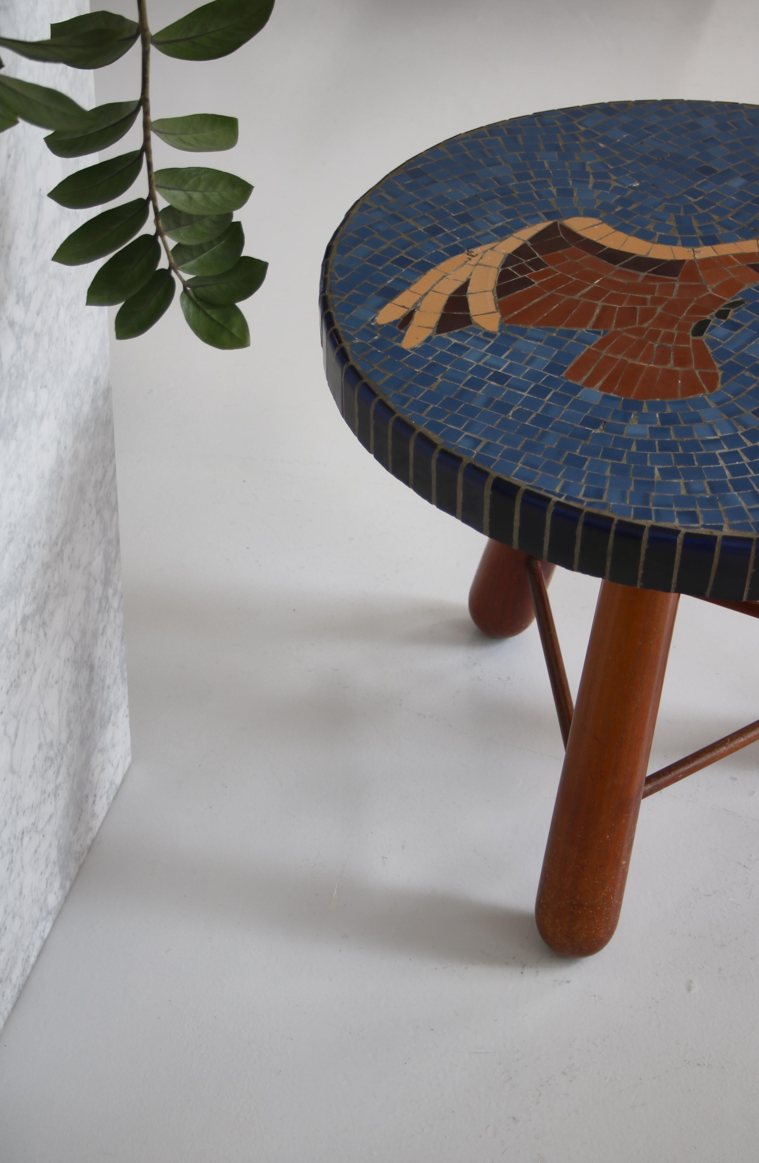 Round side Table, Otto Færge in Stained Elm & Blue Mosaic Tiles, Denmark, 1940 In Good Condition For Sale In Odense, DK