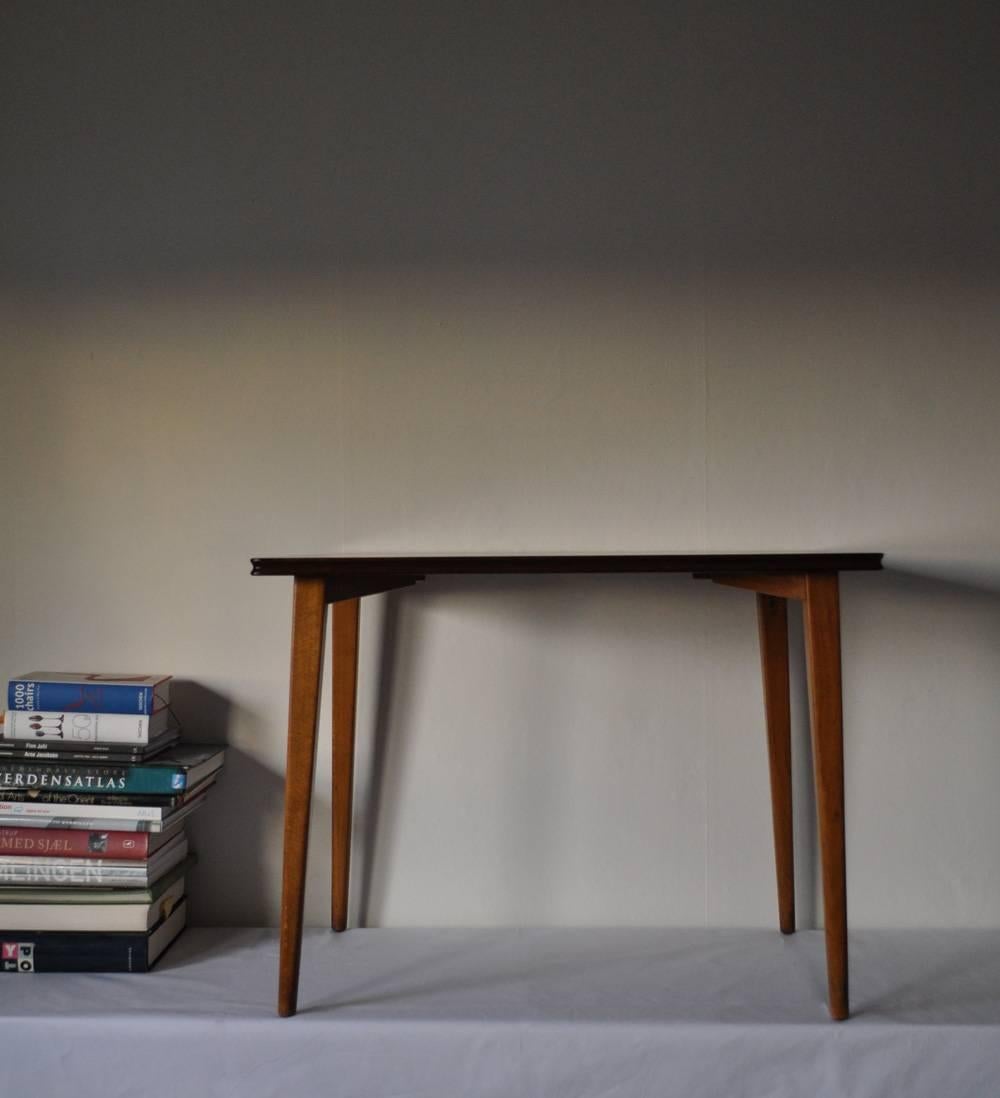 Side table with a concave edge and standing on tapering legs, excellent craftsmanship. Attributed to Palle Suenson who designed and furnished the office building of the Aarhus Oliefabrik (1938-1942), where this table comes from.
Palle Suenson
