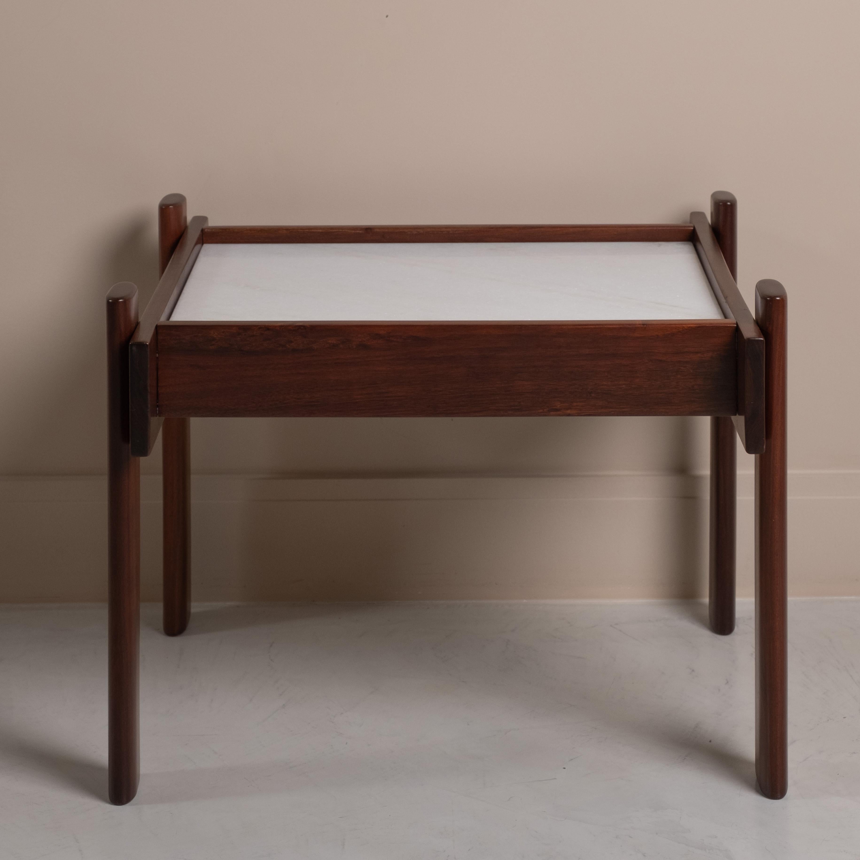 Cette magnifique table d'appoint conçue par Percival Lafer dans les années 60, allie design et fonctionnalité, offrant une touche d'élégance à votre espace. Composé d'un plateau en marbre reposant sur une structure en bois noble massif, il est