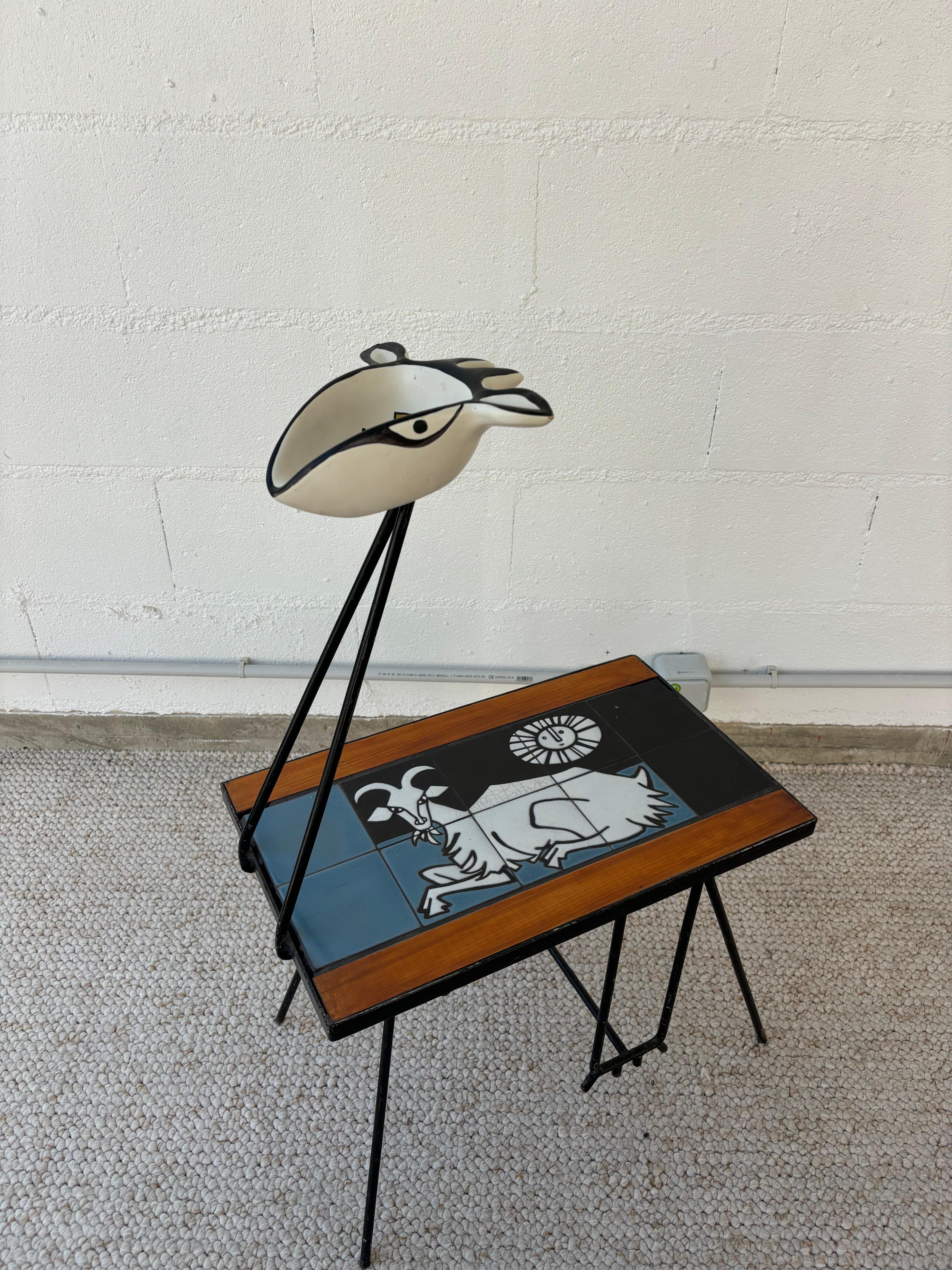 Jolie table d’appoint et surmonté d’un vide poche par Roger Capron. 