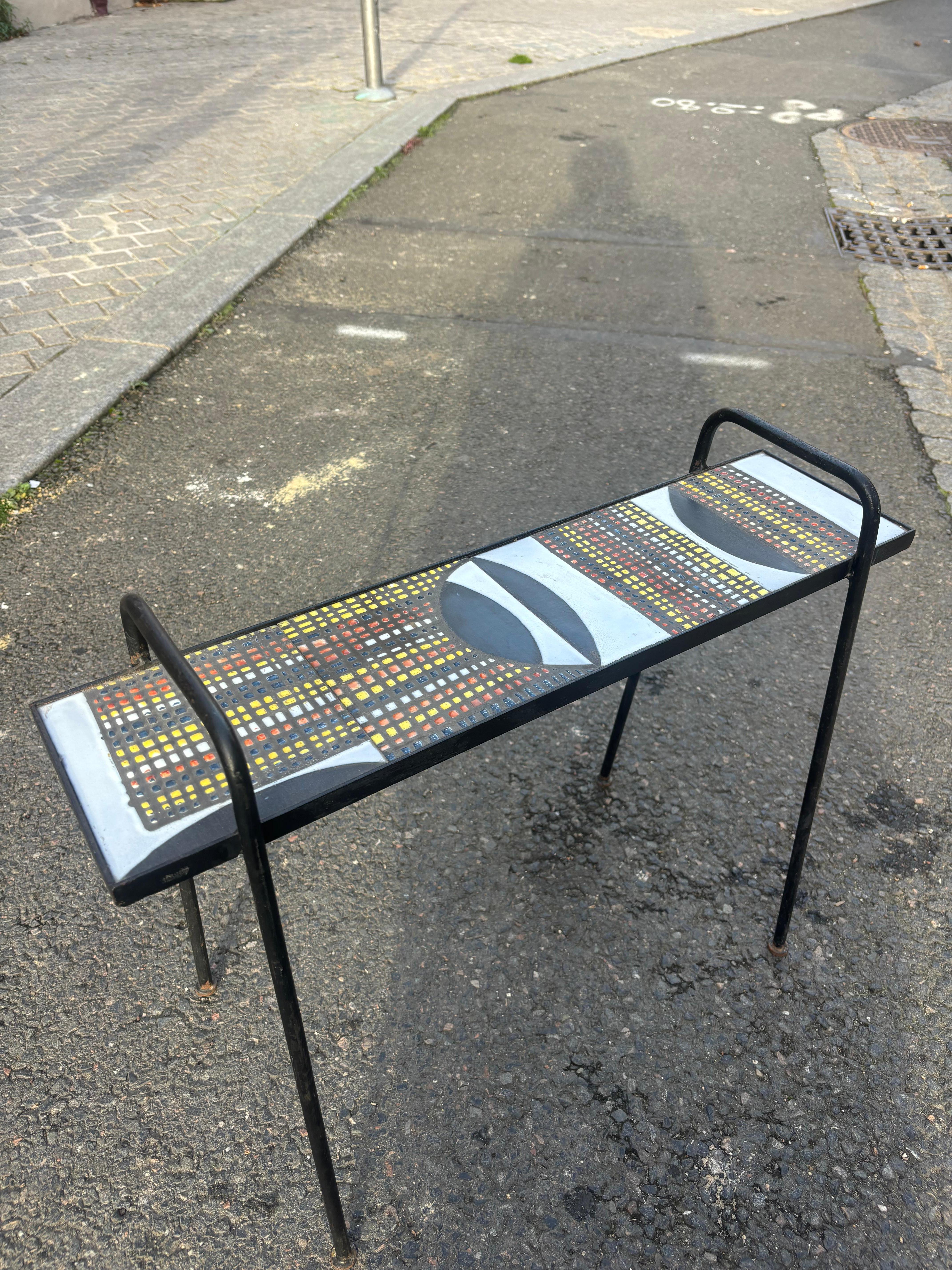 Charmante table d’appoint par Roger Capron, vers 1960. 