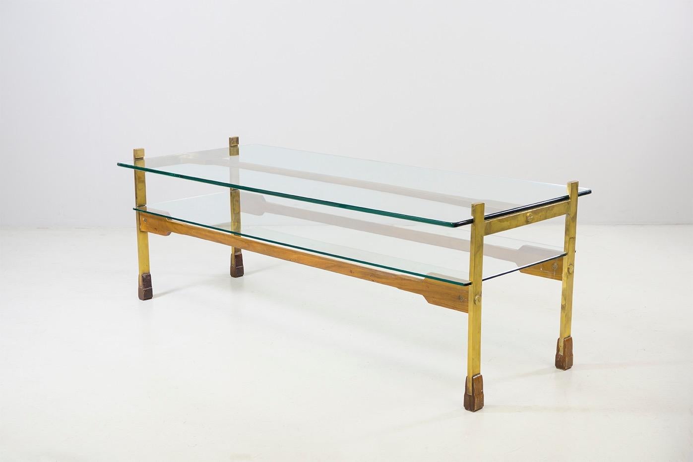 Table made of brass and wood, with cristallo glas plates
Dimensions H. 44 cm x W. 121 cm x D. 51 cm
Design Santambrogio & De Berti, 1960.

 