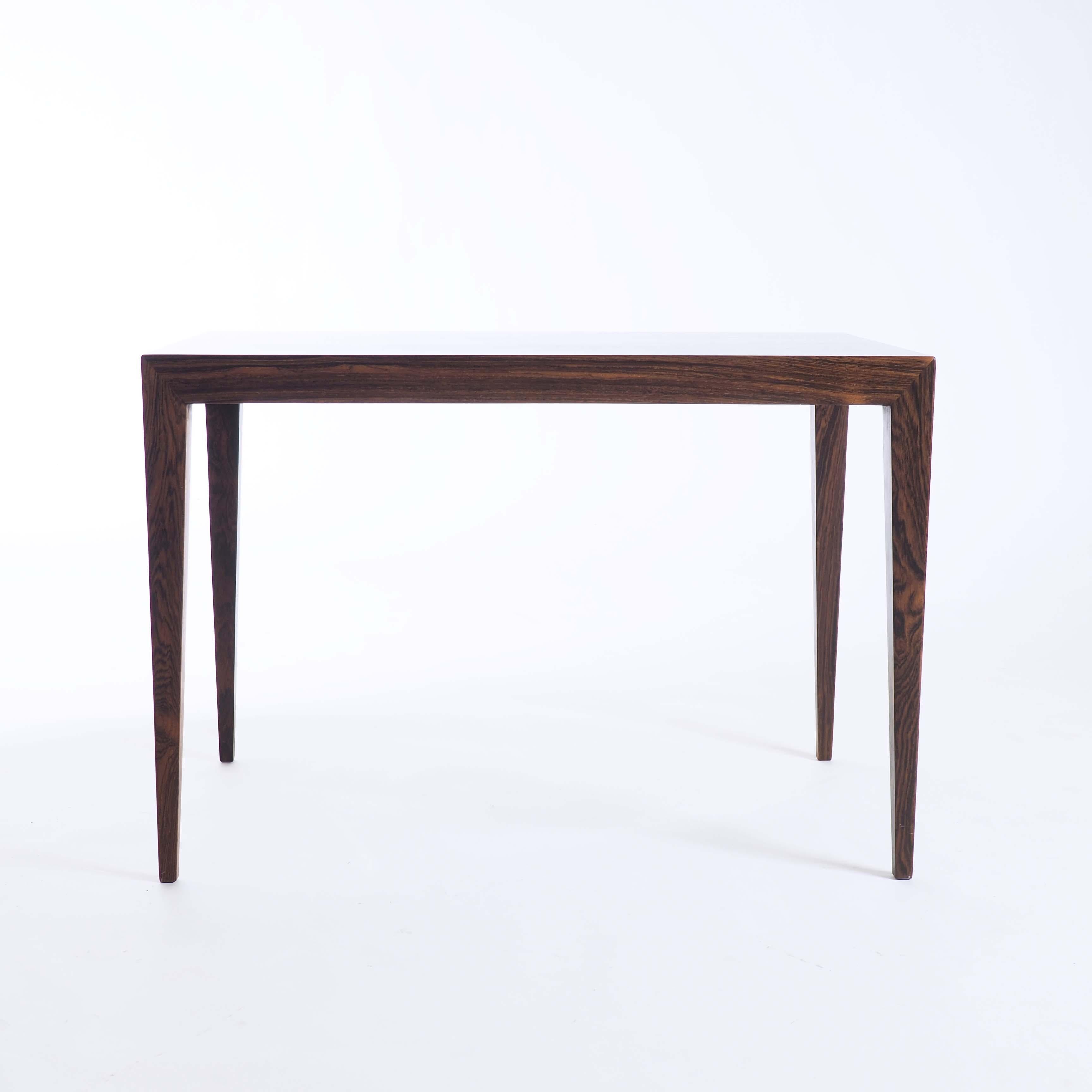 Das Design von Severin Hansen ist in der Regel sehr elegant. Und dieser Tisch ist da keine Ausnahme. Sehen Sie sich nur diese feinen Proportionen und präzisen Verbindungen an.