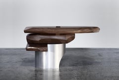 Beistelltisch von Todomuta Studio Mittelgroß Amerikanischer Nussbaum Aluminium Braun&Silber